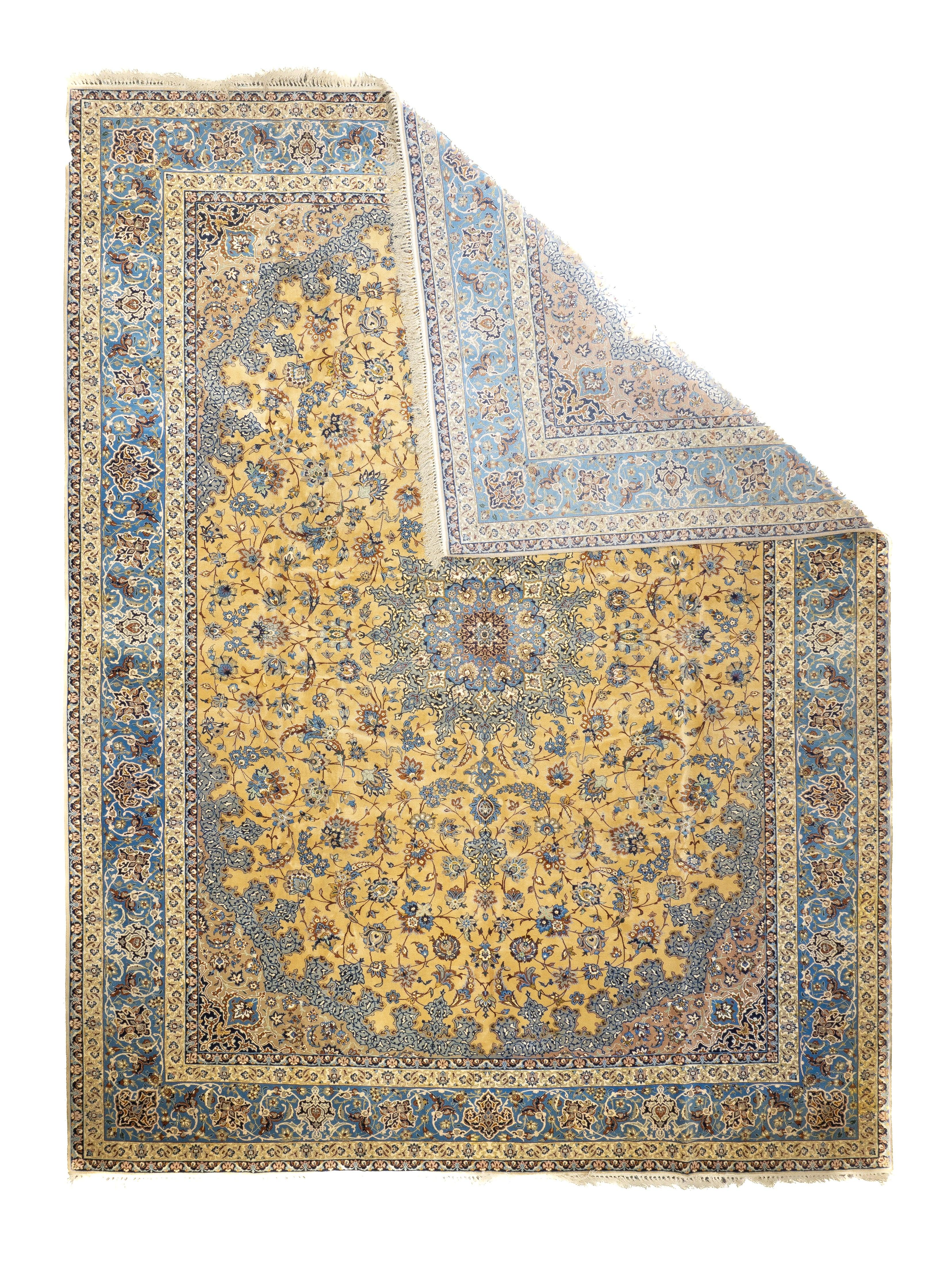 Tappeto persiano Isfahan in lana e seta, estremamente fine, 10'6'' x 13'11''. La pittoresca e antica capitale persiana, che dall'inizio del XX secolo ha tessuto tappeti fini o estremamente fini, spesso in complessi layout a medaglione o a tutto