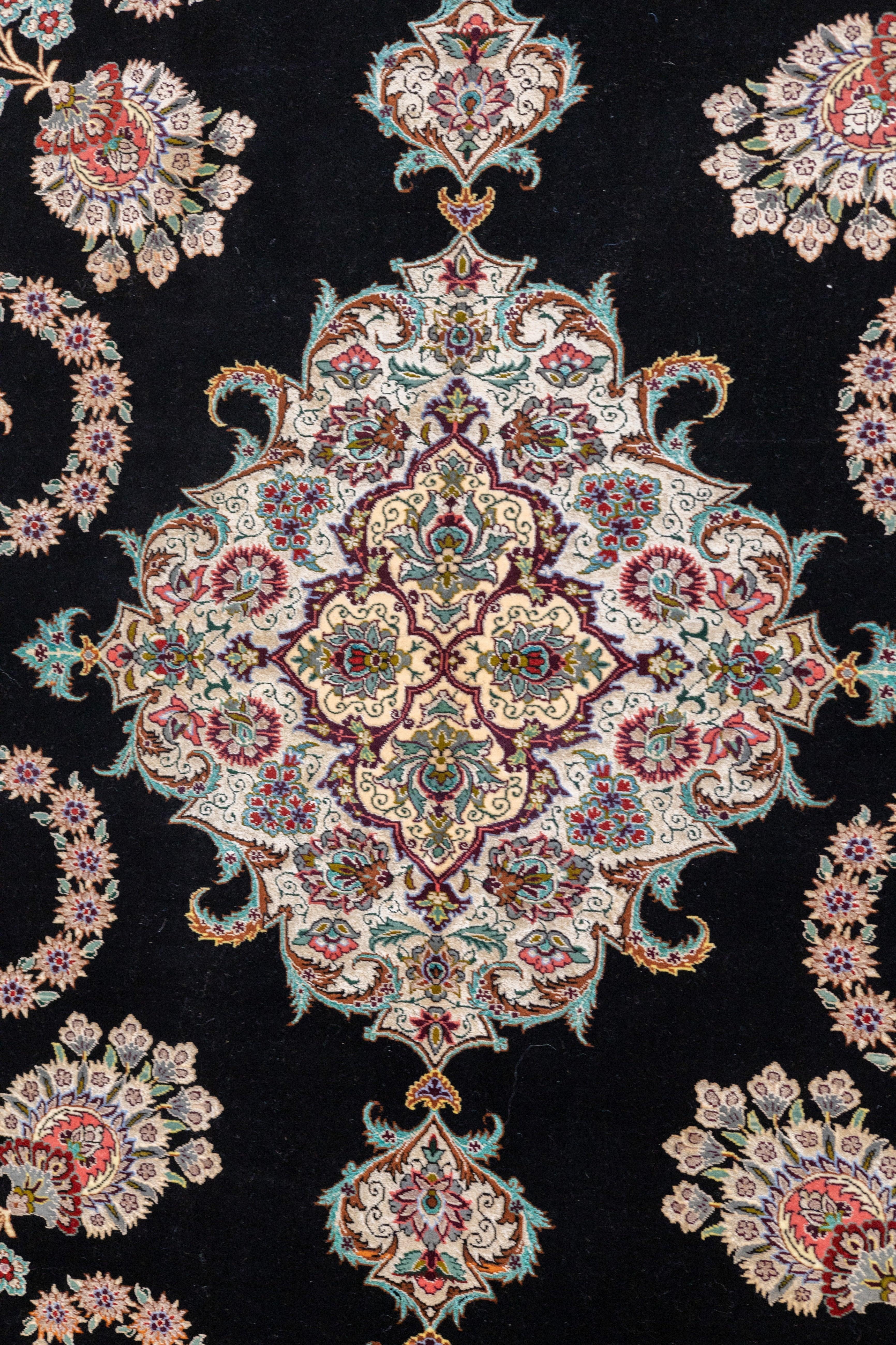 Äußerst feiner persischer Isfahan-Teppich aus Wolle und Seide 5'3'' x 6'10'' (Persisch) im Angebot