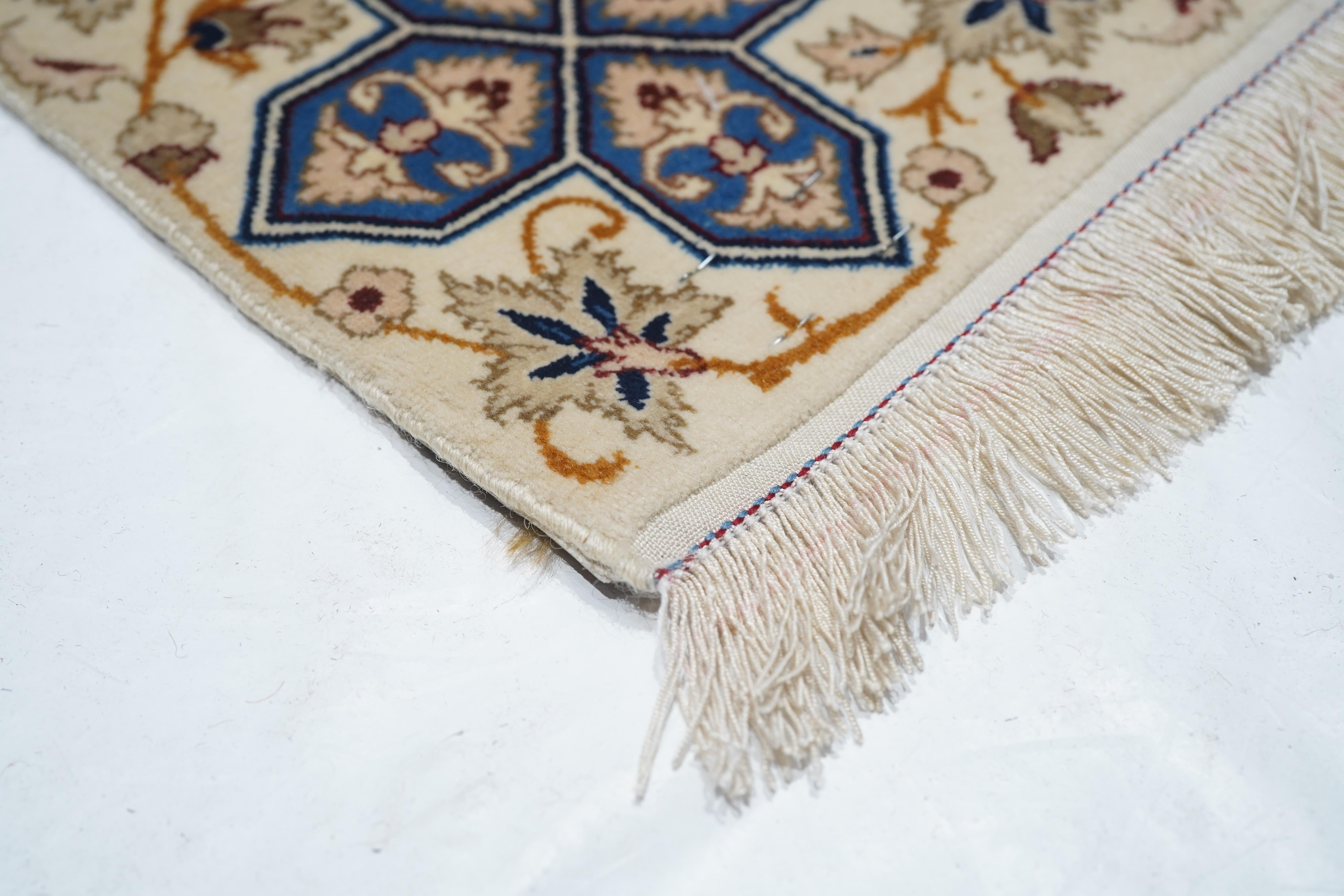 Annodato a mano Tappeto persiano Isfahan in lana e seta estremamente pregiato 7'4'' x 11'4'' in vendita