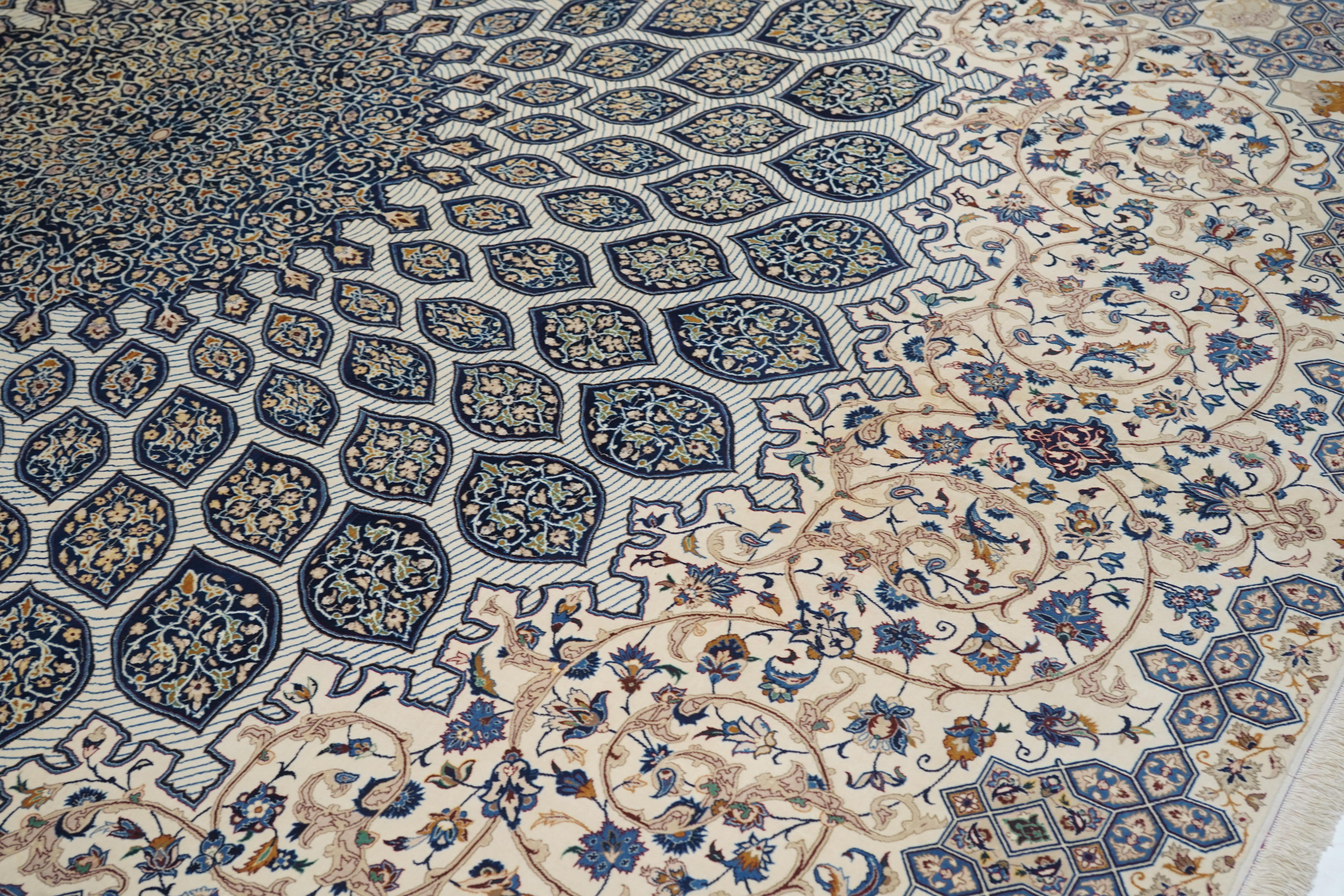 Fine XX secolo Tappeto persiano Isfahan in lana e seta estremamente pregiato 7'4'' x 11'4'' in vendita