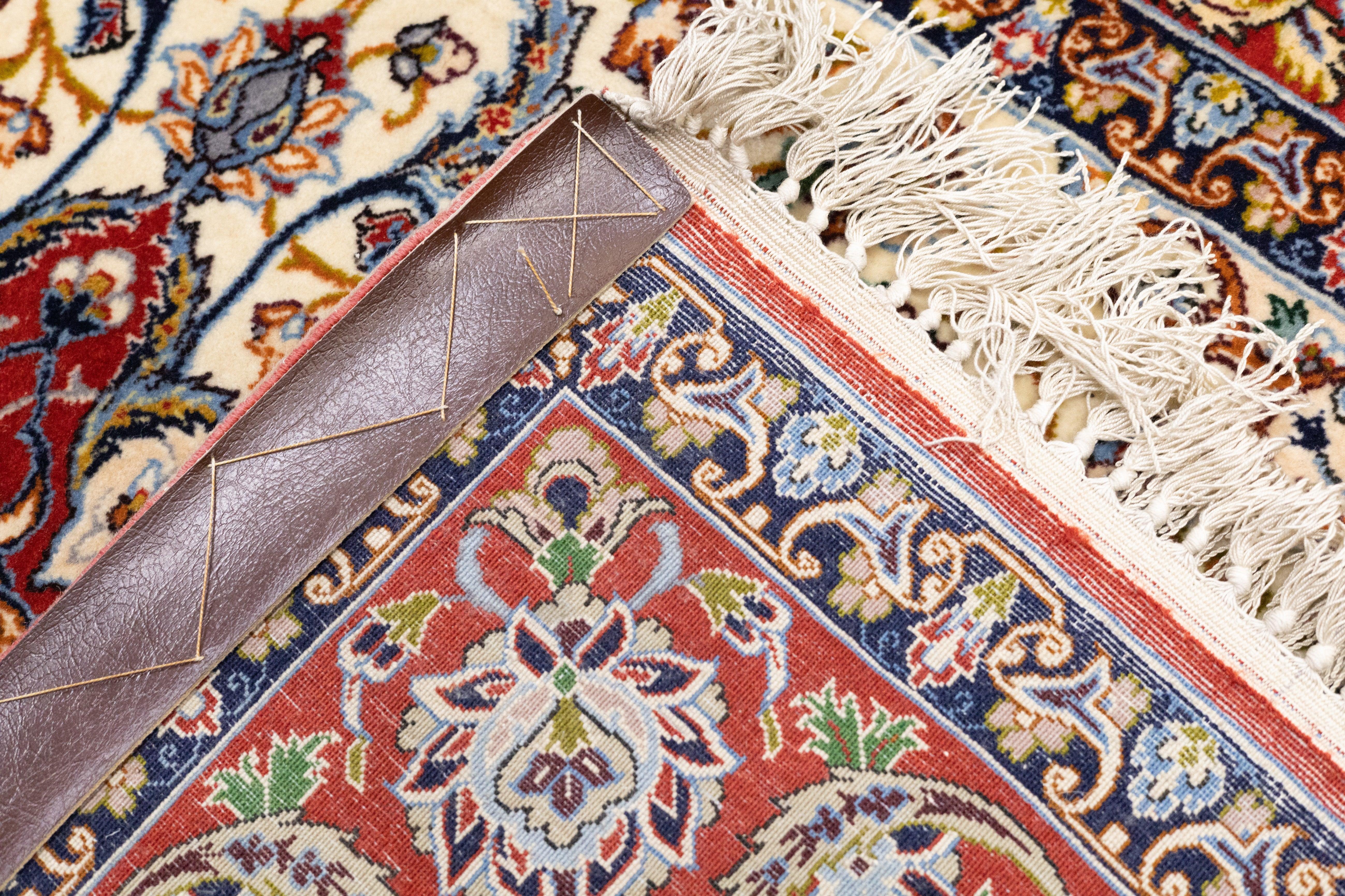 Tappeto persiano Isfahan in lana e seta, estremamente fine, 3'8'' x 5'3'' in vendita 10