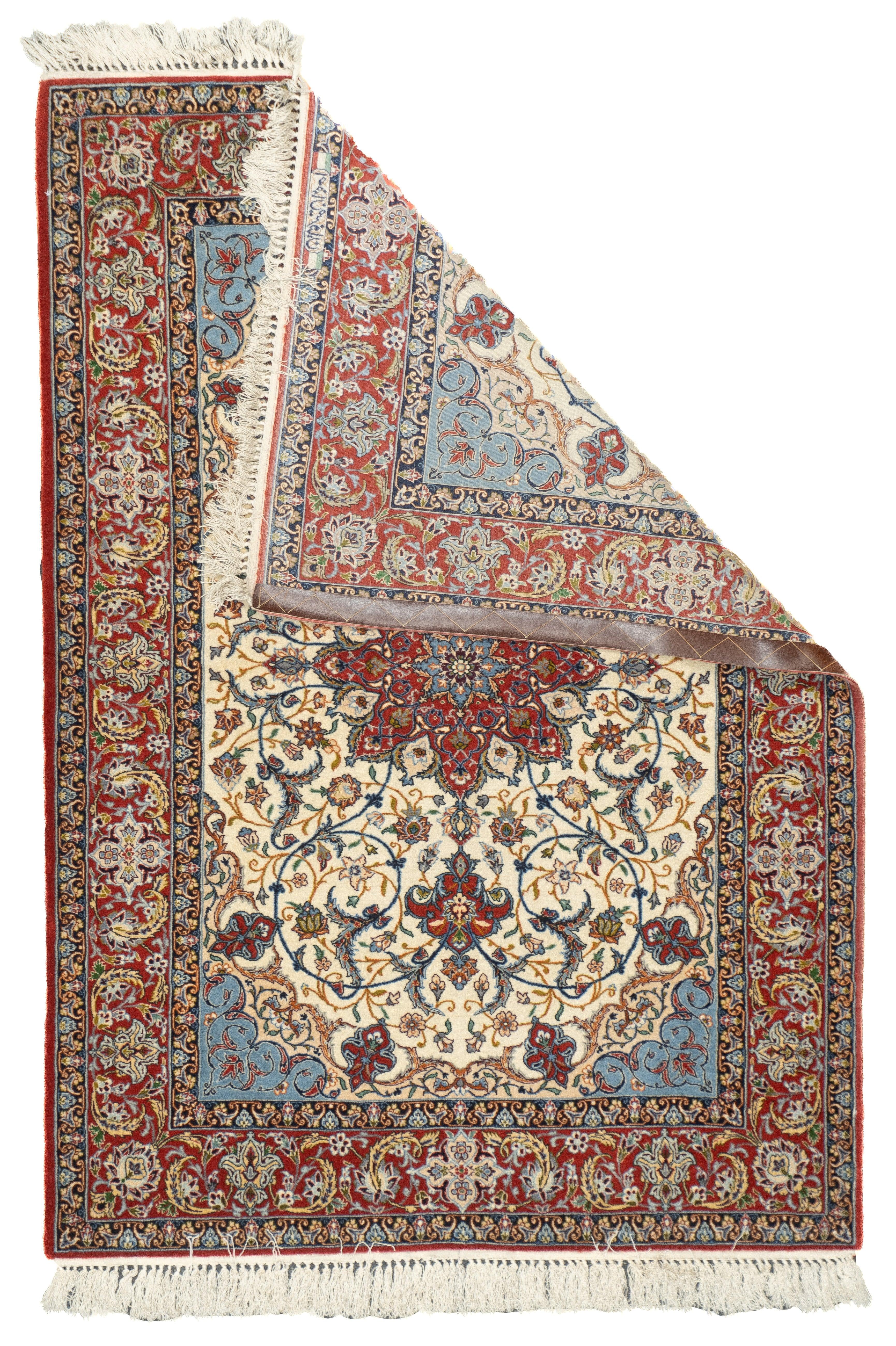 Tappeto persiano Isfahan in lana e seta, estremamente fine, 3'8'' x 5'3''. La pittoresca e antica capitale persiana, che dall'inizio del XX secolo ha tessuto tappeti fini o estremamente fini, spesso in complessi layout a medaglione o a tutto campo,