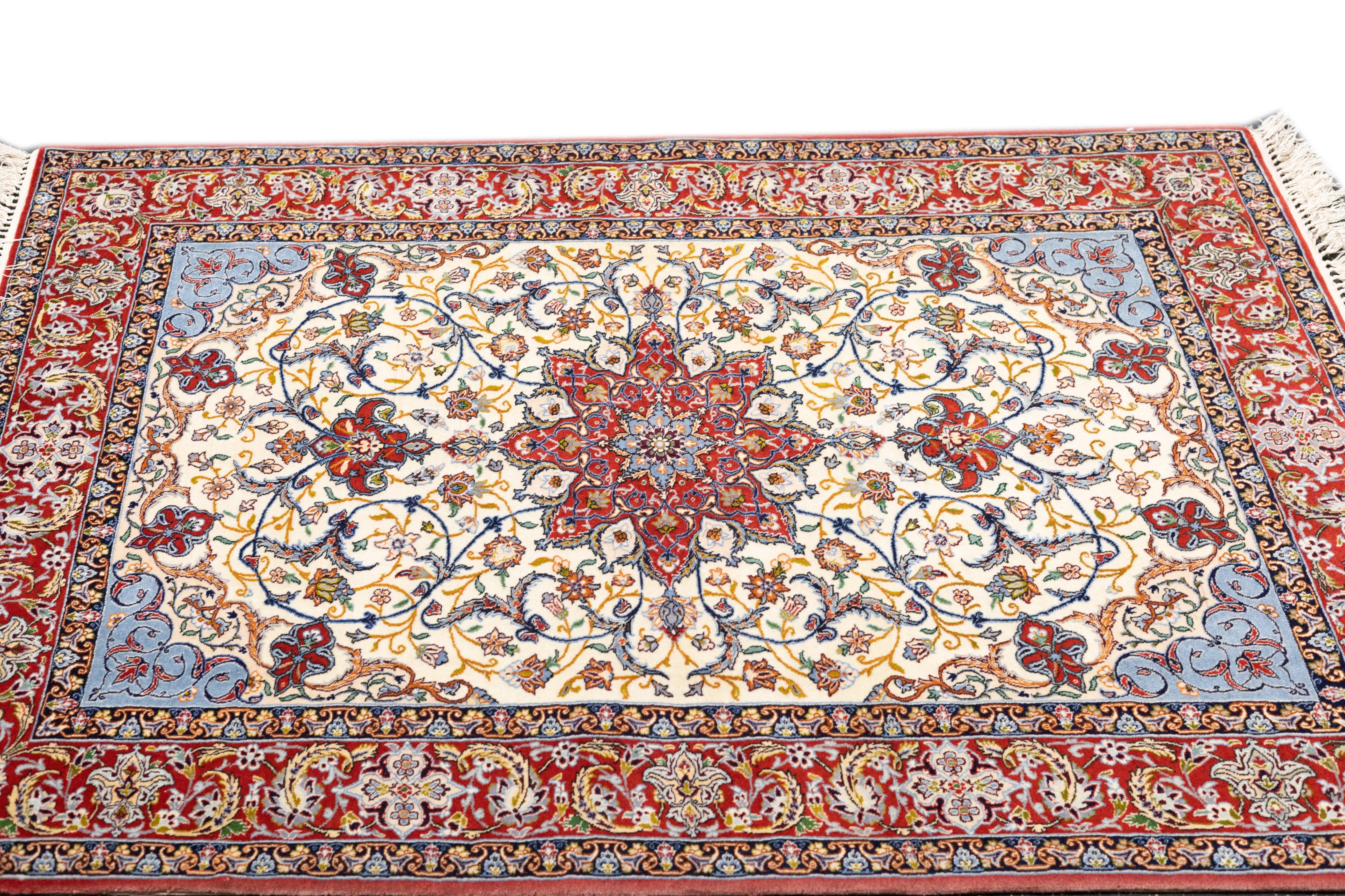 Tappeto persiano Isfahan in lana e seta, estremamente fine, 3'8'' x 5'3'' in vendita 3