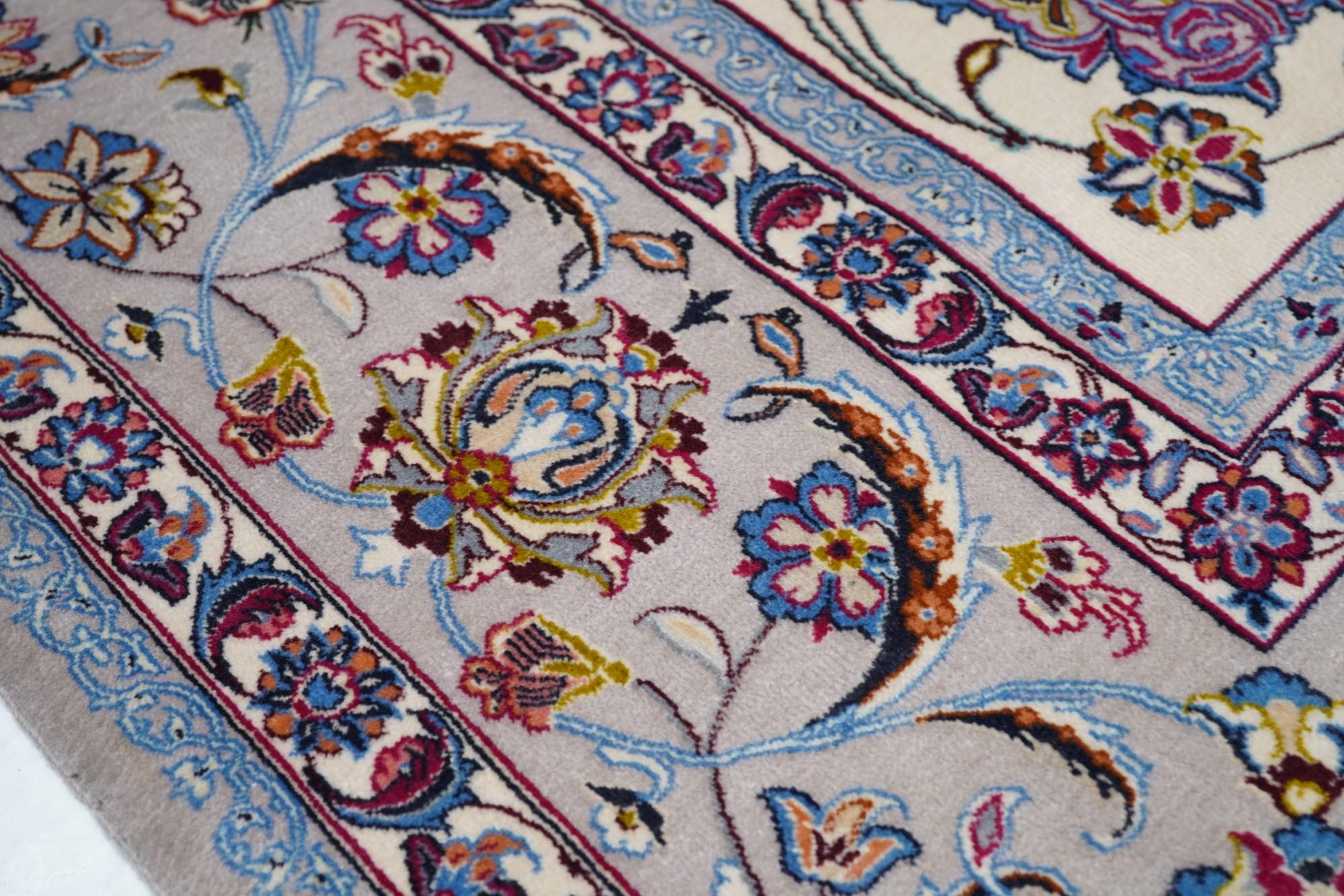 Asiatico Tappeto persiano Isfahan in lana e seta estremamente fine 7'0'' x 10'0'' in vendita