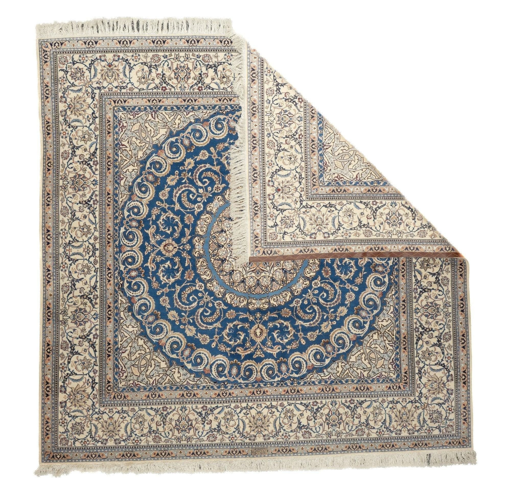 Tappeto persiano estremamente fine Nain in lana e seta 7'10'' x 7'11''. Tappeti di questa città della Persia centrale, dagli anni '30 in poi; da molto fini a estremamente fini. Generalmente in colori chiari su disegni a medaglione. I migliori esempi