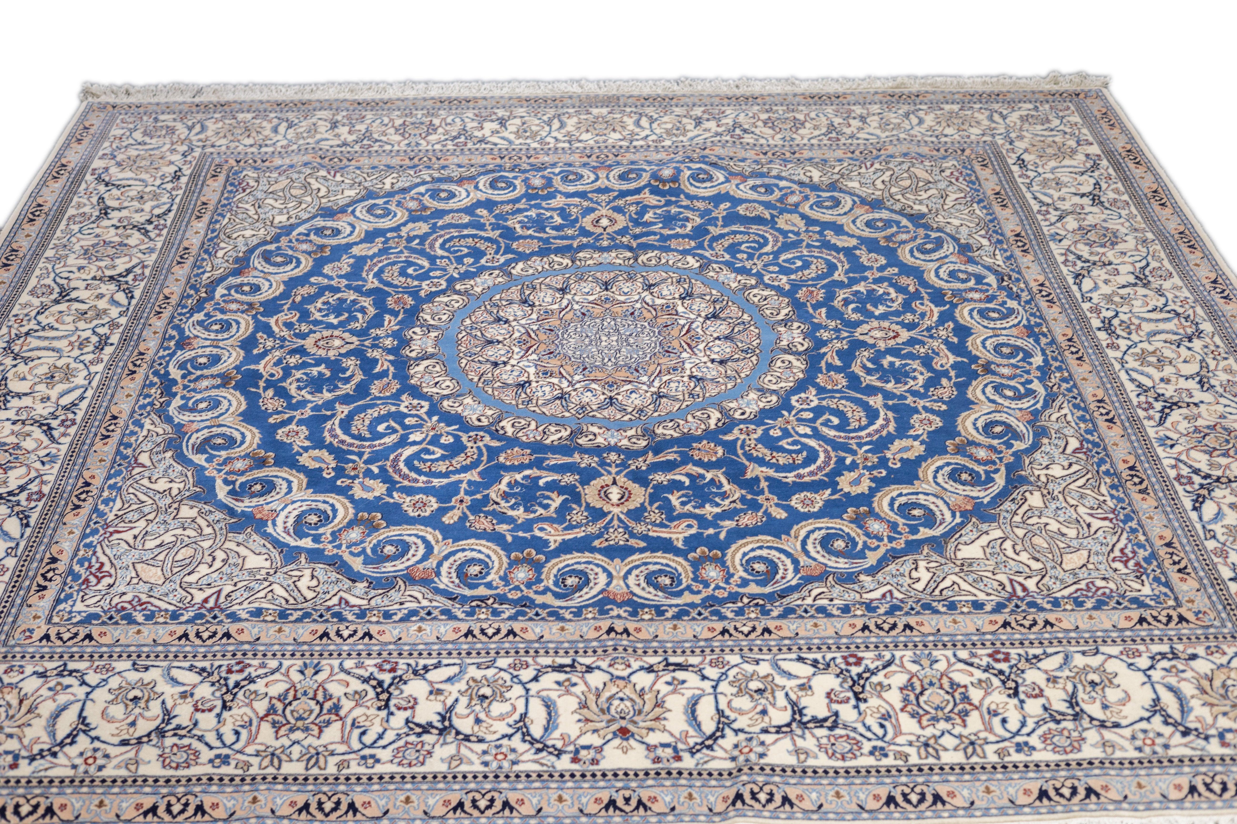 XX secolo Tappeto persiano estremamente fine Nain in lana e seta 7'10'' x 7'11'' in vendita