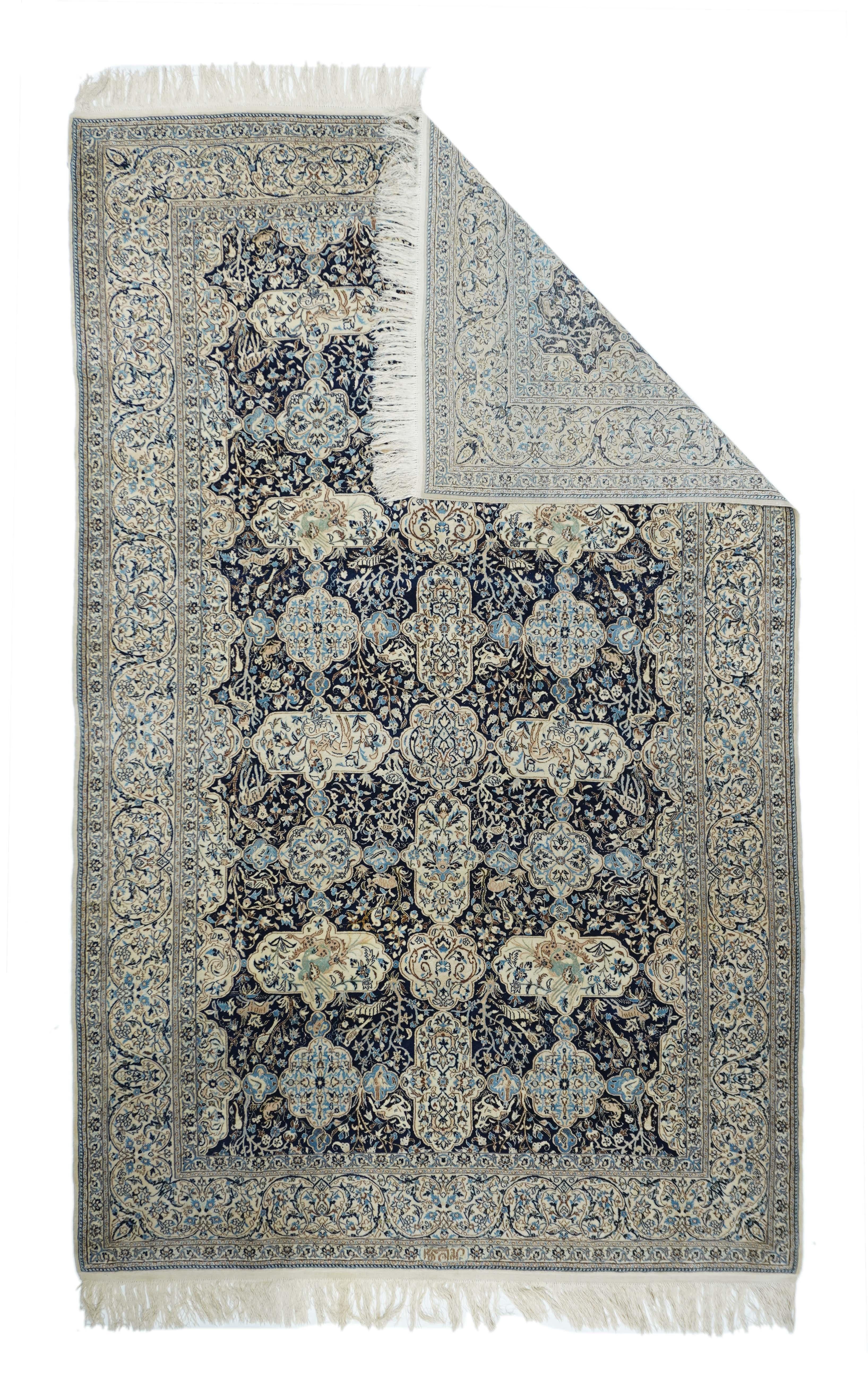 Extrem feine persische Nain signiert Habibian Wolle und Seide Teppich 6 'x 9'. Der marineblaue Grund ist mit Vögeln und laufenden Tieren sowie belaubten Stämmen und Sträuchern verziert und trägt ein dreispaltiges Allover-Muster aus Kartuschen,