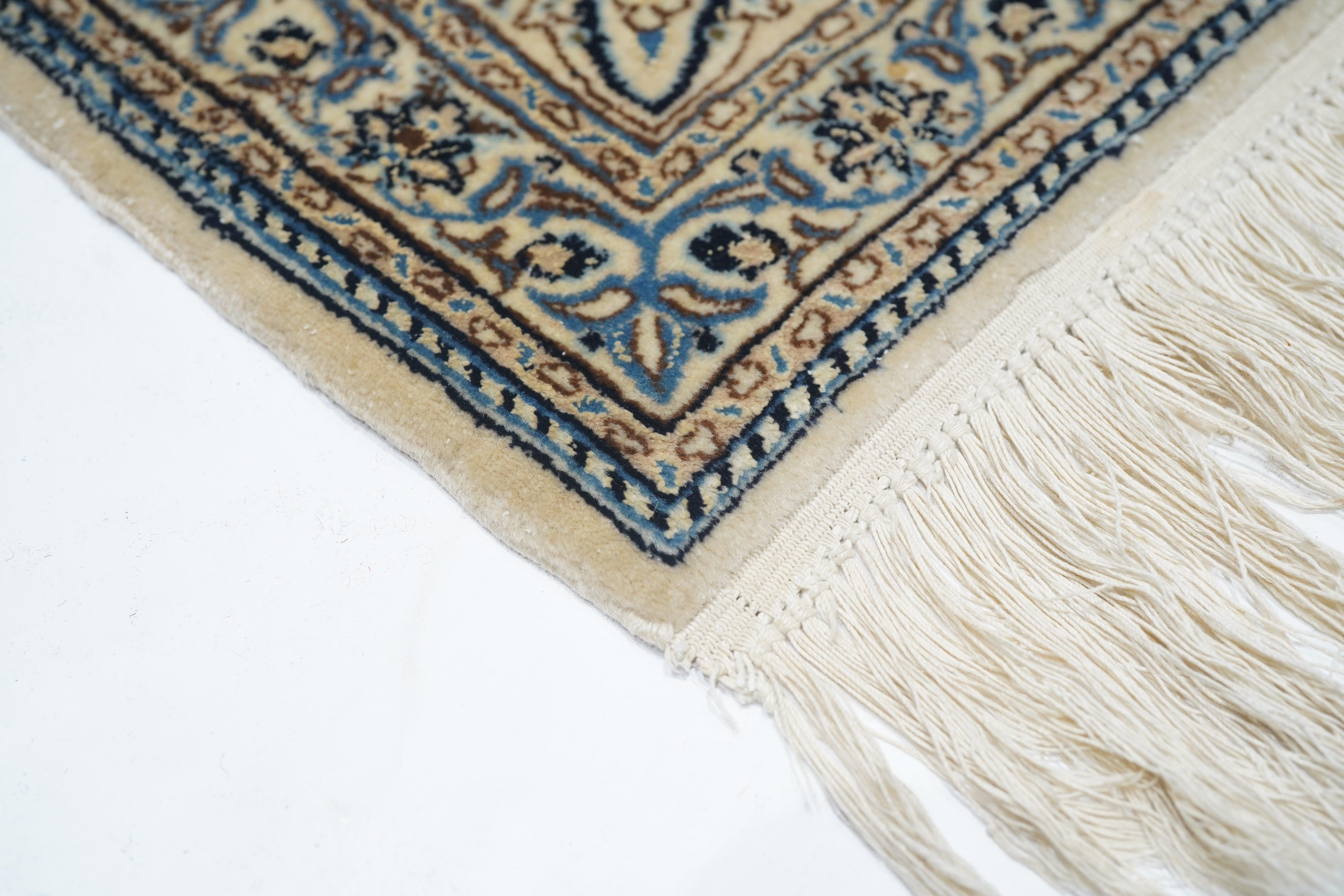 Äußerst feiner persischer Nain signiert Habibian Wolle und Seide Teppich 6' x 9' (Asiatisch) im Angebot