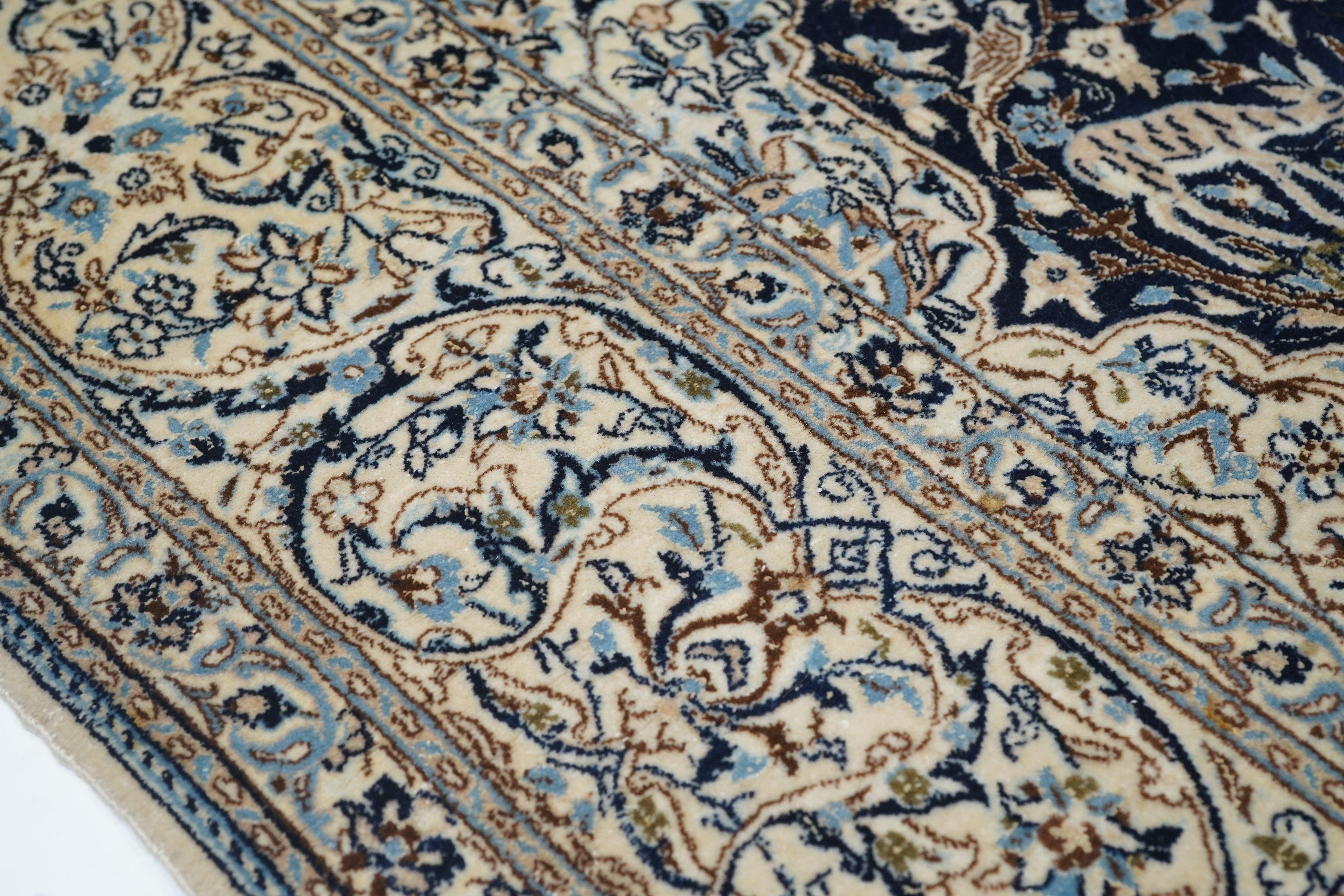 Äußerst feiner persischer Nain signiert Habibian Wolle und Seide Teppich 6' x 9' (Handgeknüpft) im Angebot