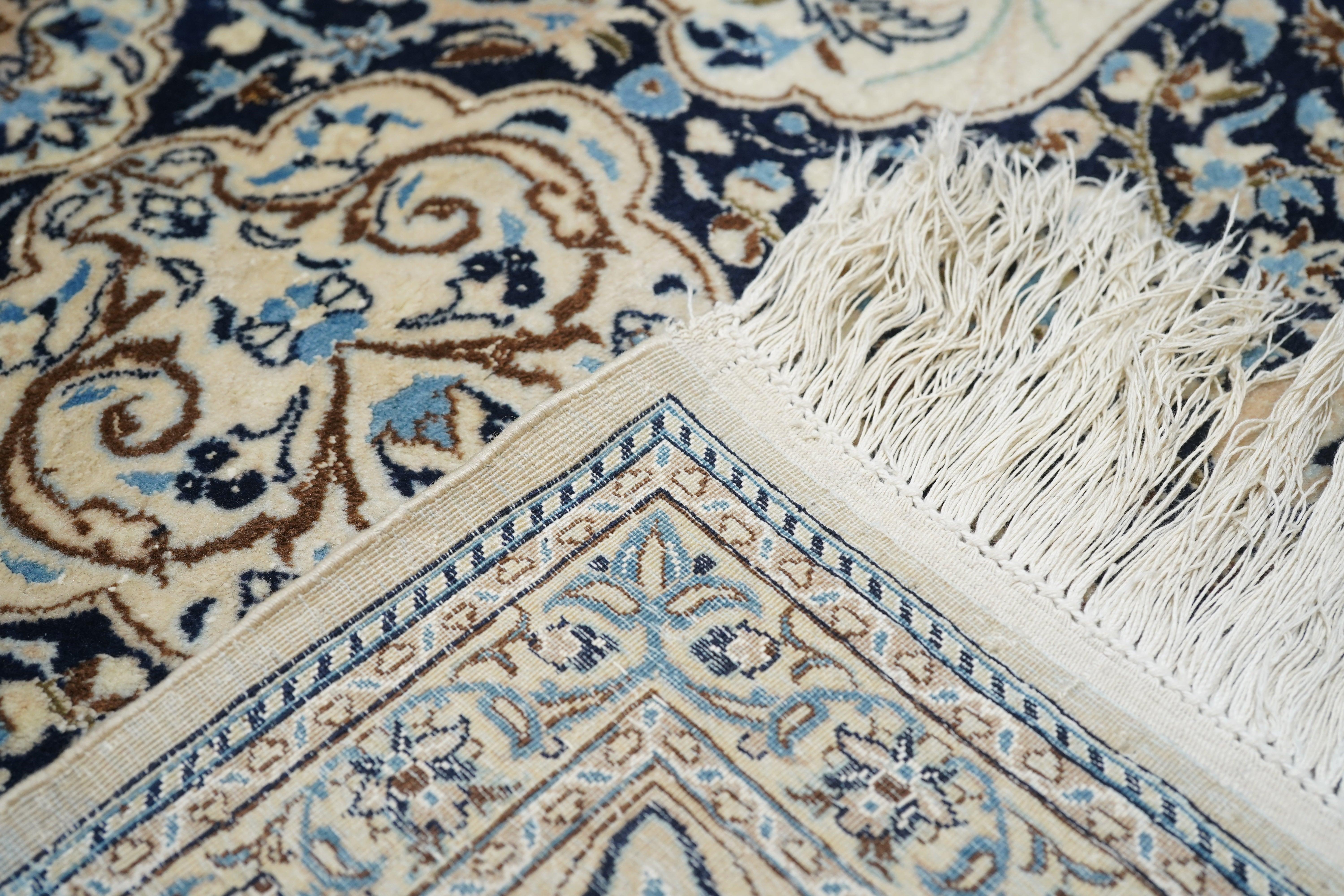 Äußerst feiner persischer Nain signiert Habibian Wolle und Seide Teppich 6' x 9' im Angebot 2