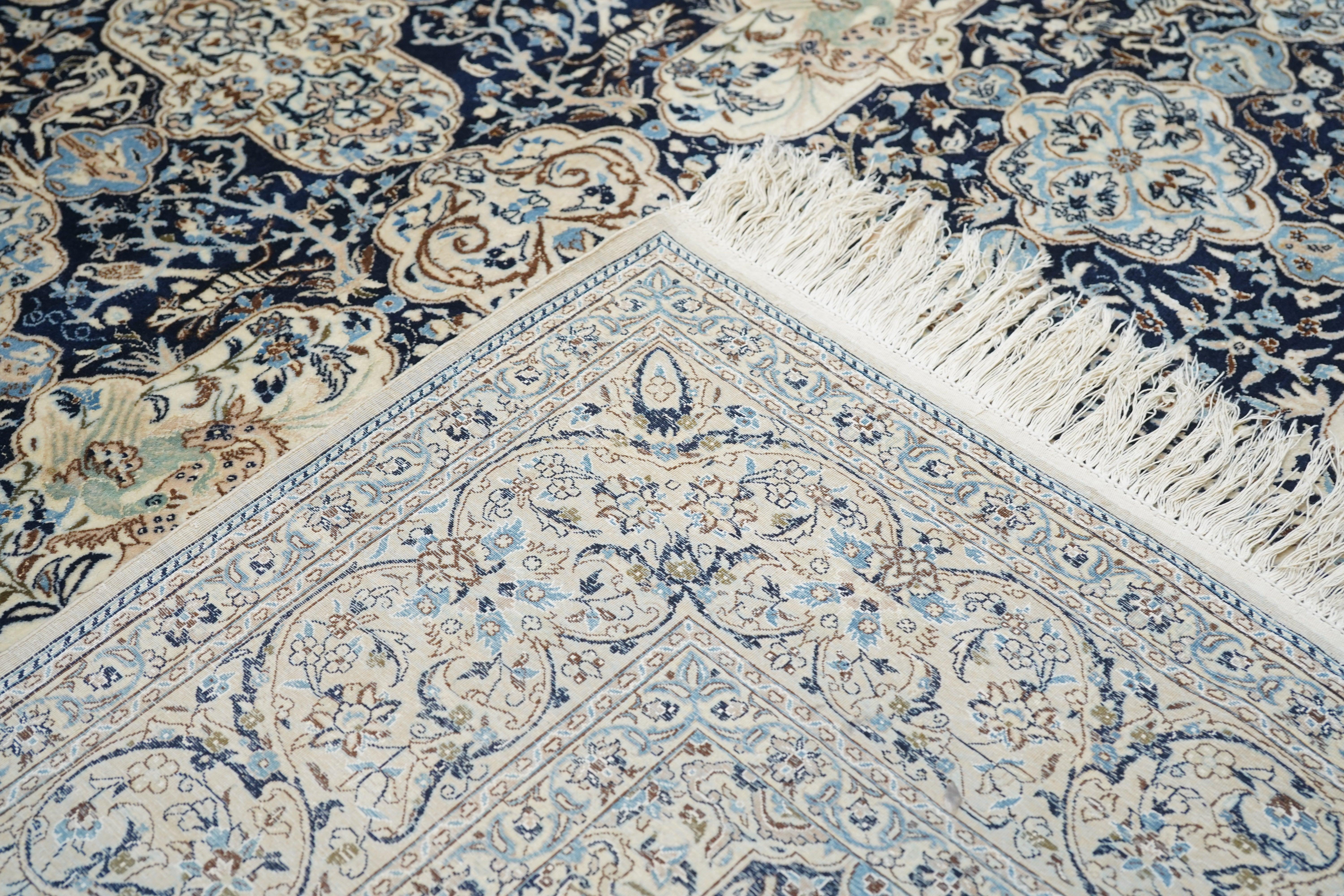 Äußerst feiner persischer Nain signiert Habibian Wolle und Seide Teppich 6' x 9' im Angebot 3
