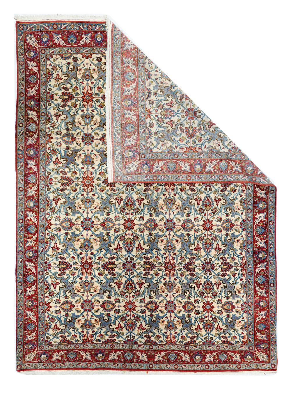 Äußerst feiner persischer Qum-Wollteppich 7'10'' x 10'11''. Das elfenbeinfarbene Feld zeigt sieben Reihen lebhafter teal/hellblauer Arabesken, die nur teilweise durch Rosetten und faule Palmetten gebändigt werden. Rote Bordüre mit fransenbesetzten,
