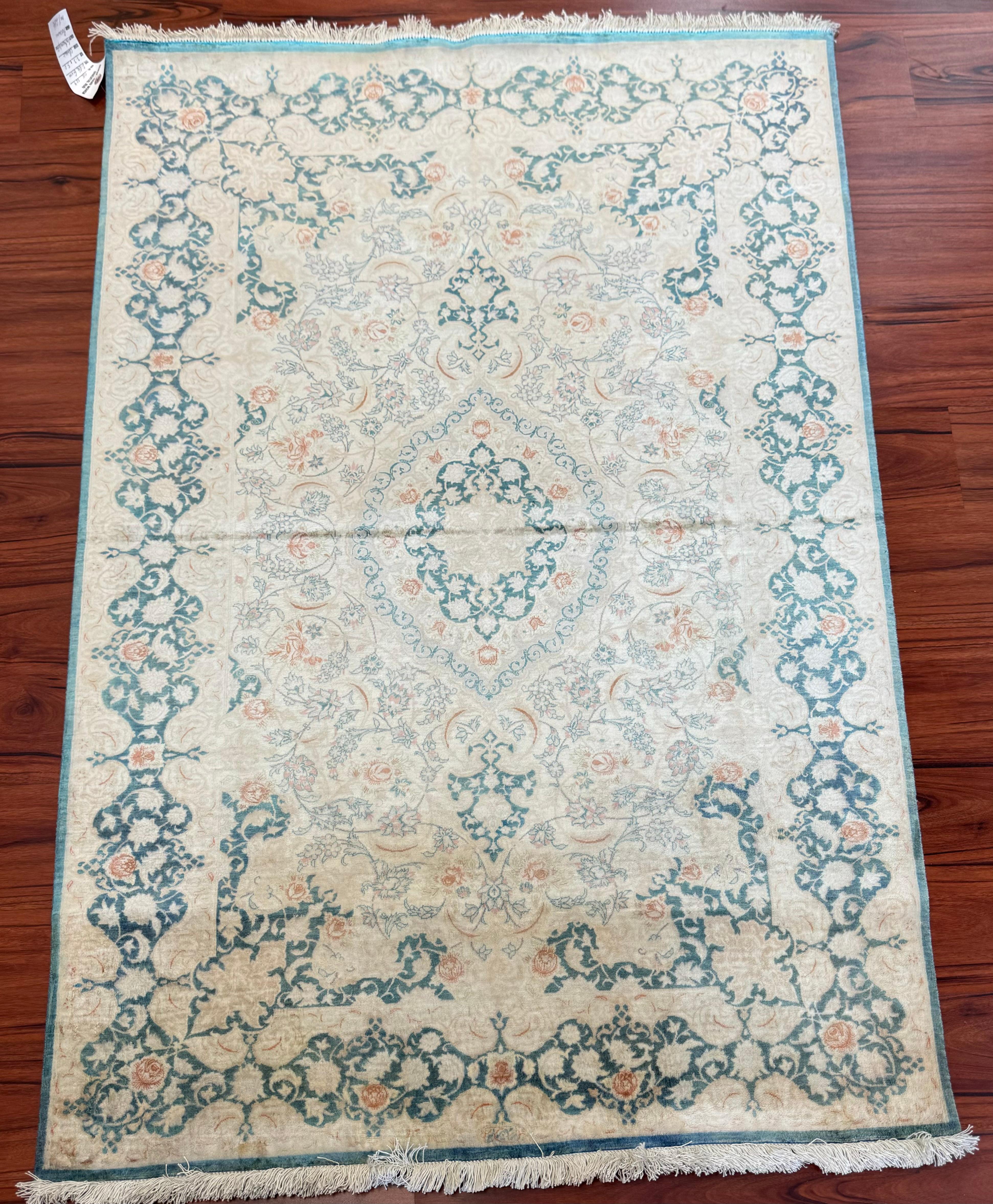 Un superbe tapis Qum en soie persane d'une extrême finesse, originaire d'Iran au milieu du 20e siècle. Ce tapis est en excellent état compte tenu de sa riche histoire et n'a subi aucune réparation. Ce magnifique tapis est doté d'un superbe design