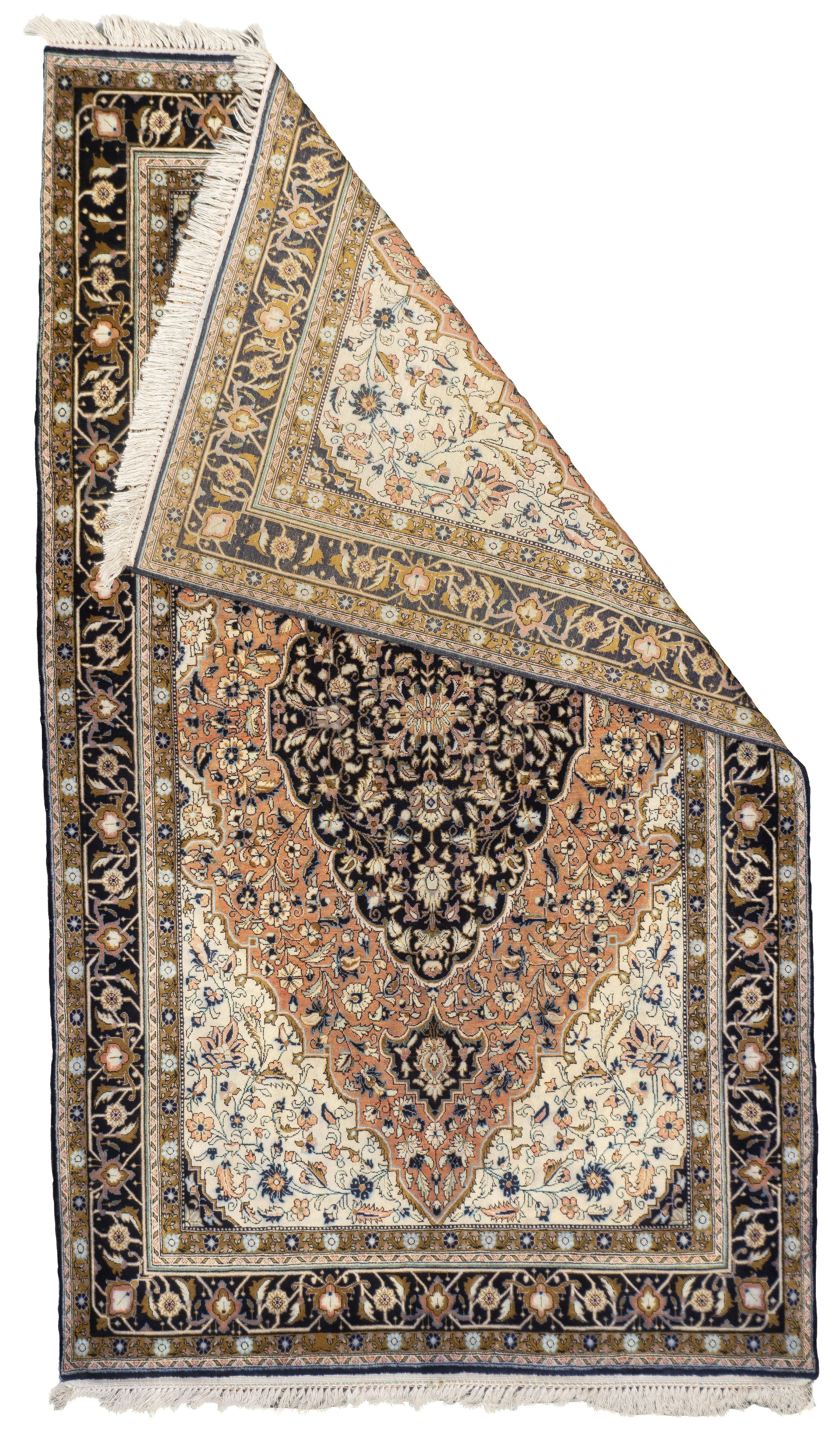 Tappeto Qum in seta persiana estremamente fine 3'6'' x 6'0''. Tappeti in seta e lana, da fini a molto fini, per lo più sparsi, provenienti dalla capitale religiosa della Persia centrale. L'industria è iniziata negli anni '30. Disegno curvilineo,