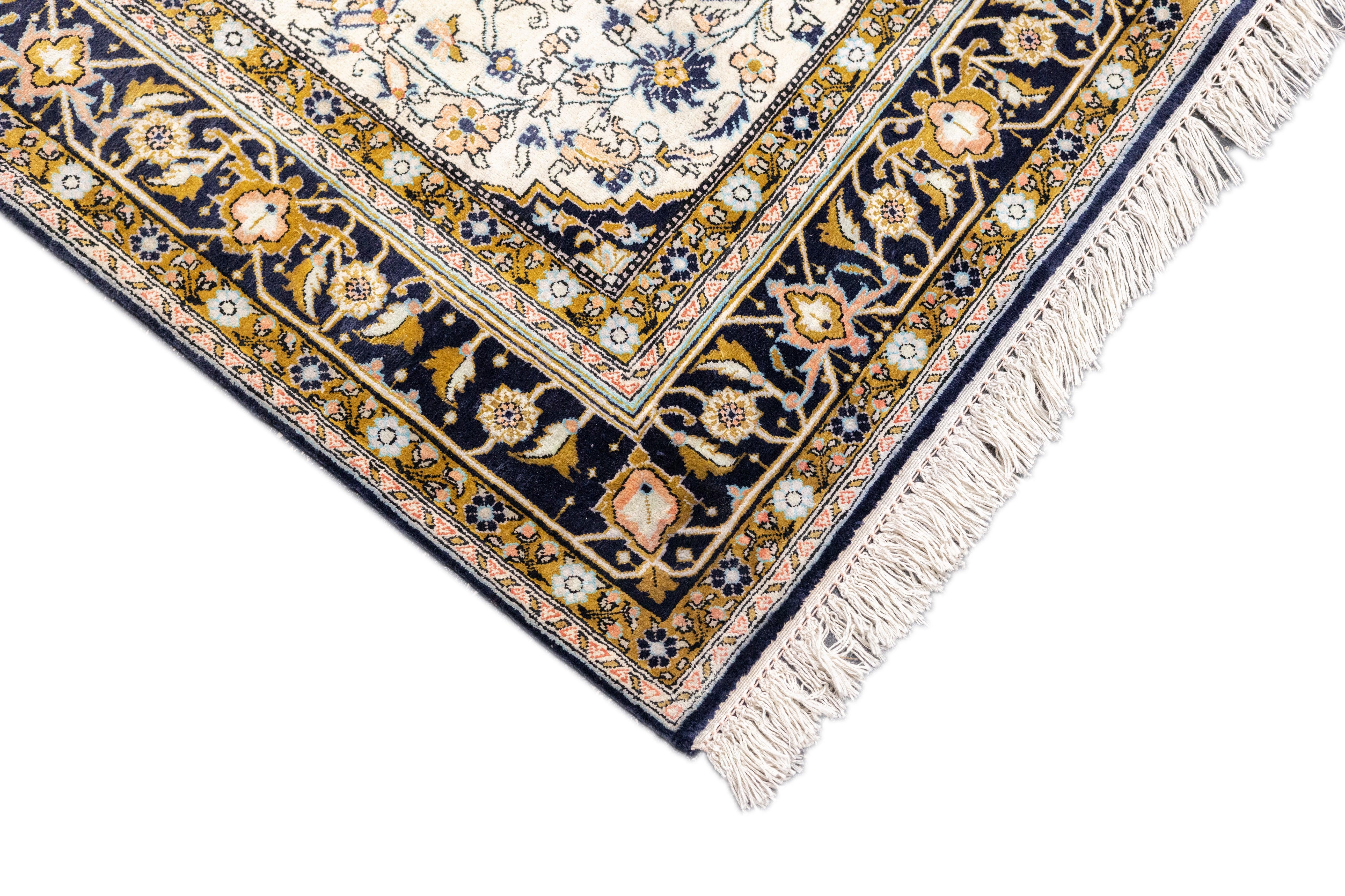 Tappeto Qum in seta persiana estremamente pregiata 3'6'' x 6'0'' In condizioni buone in vendita a New York, NY