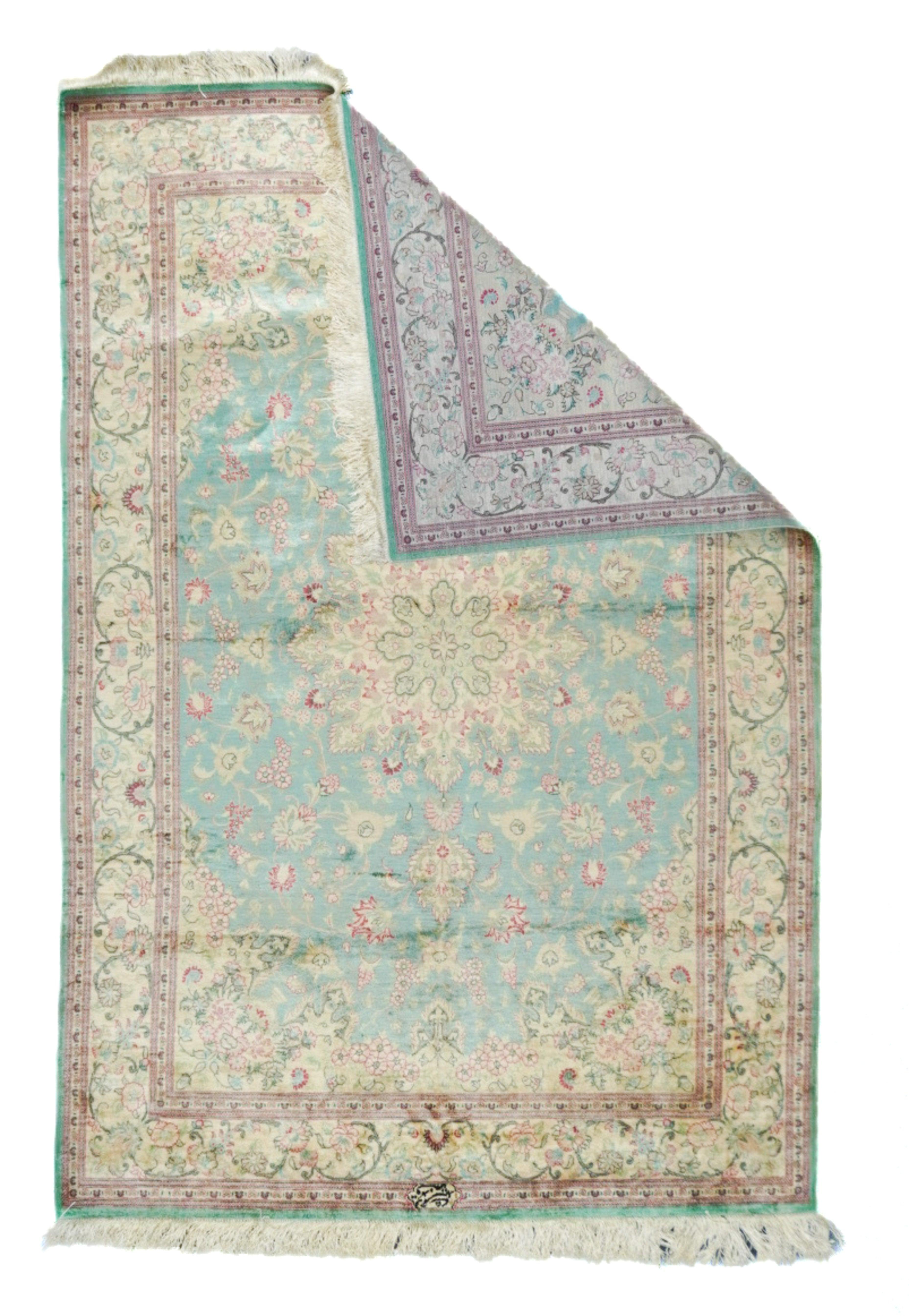 Tappeto Qum in seta persiana estremamente pregiata di 4'3'' x 6'6''. Tappeti in seta e lana, da fini a molto fini, per lo più sparsi, provenienti dalla capitale religiosa della Persia centrale. L'industria è iniziata negli anni '30. Disegno