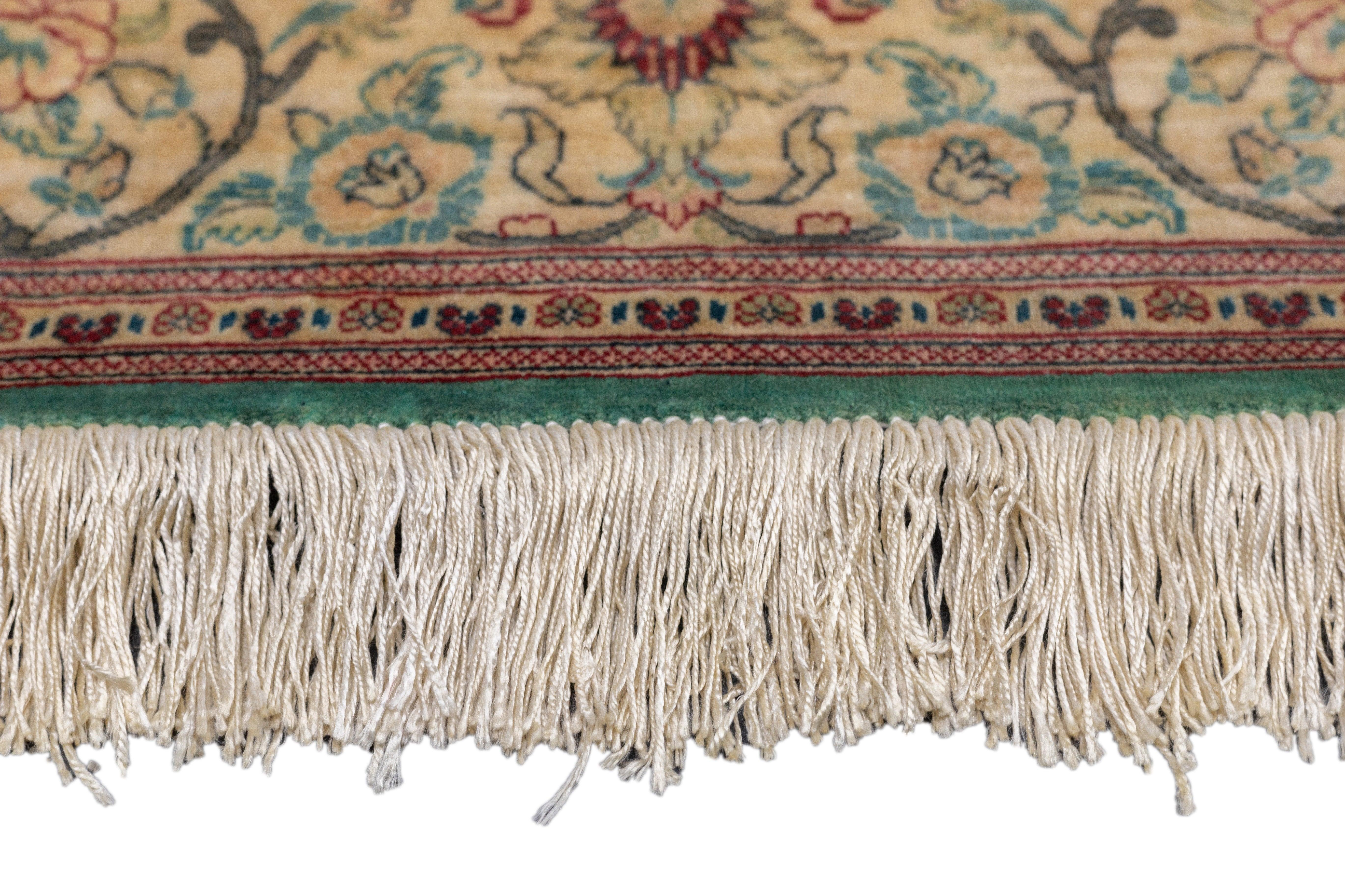 XX secolo Tappeto Qum in seta persiana estremamente fine 4'3'' x 6'6'' in vendita
