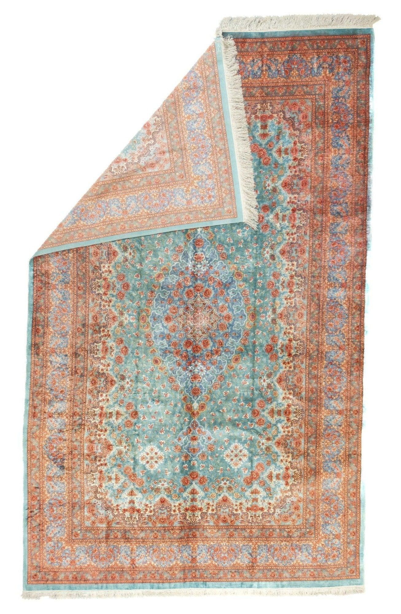 Tappeto Qum in seta persiana estremamente fine, 6'3'' x 10'2''. Tappeti in seta e lana, da fini a molto fini, per lo più sparsi, provenienti dalla capitale religiosa della Persia centrale. L'industria è iniziata negli anni '30. Disegno curvilineo,
