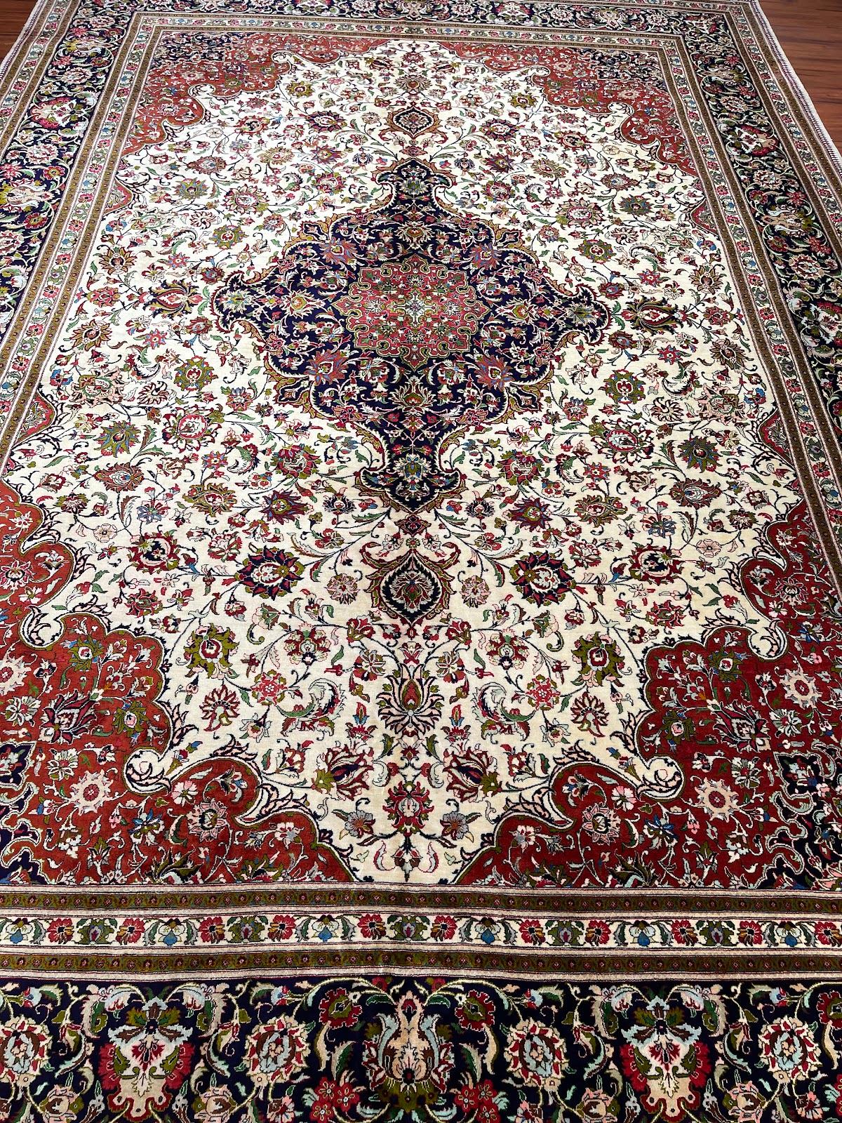 Il s'agit d'un tapis en soie perse Qum originaire d'Iran. Le matériau est 100% soie. Les dimensions sont de 8'0 