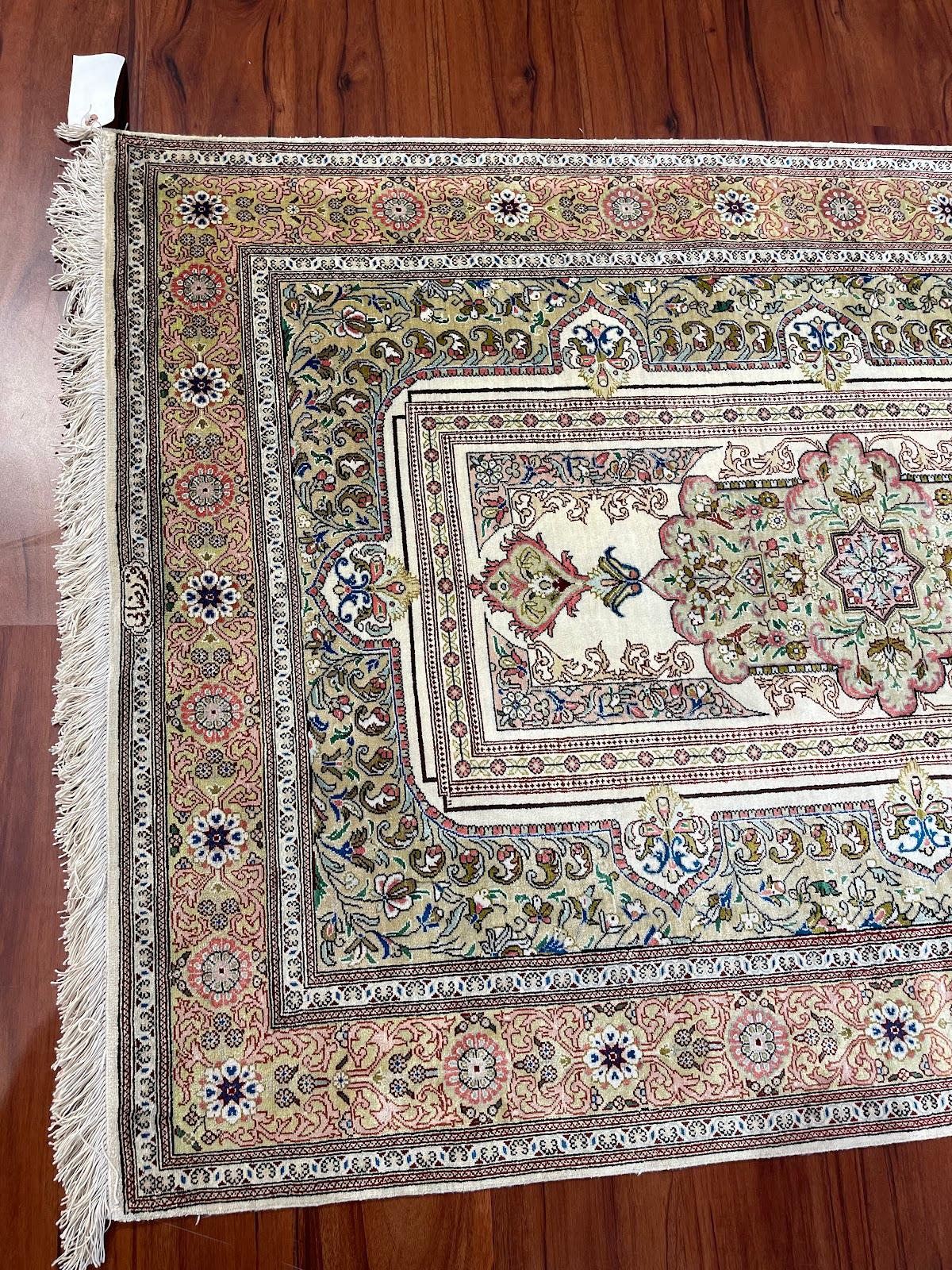 Il s'agit d'un tapis en soie perse Qum originaire d'Iran. Le matériau est 100% soie. Les dimensions sont de 3'0 