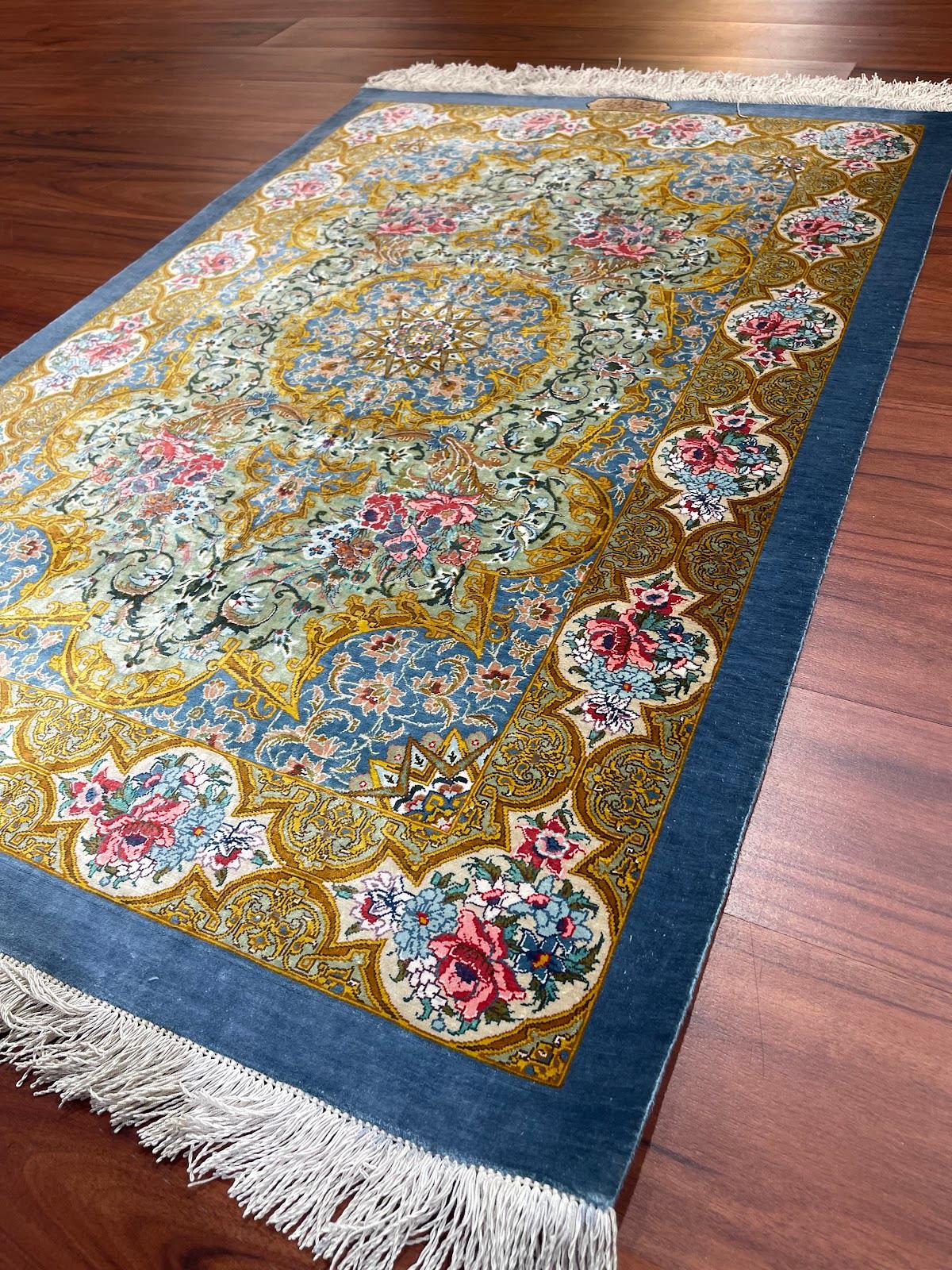 Il s'agit d'un tapis Qum en soie persane originaire d'Iran. La matière est 100 % soie. Les dimensions sont de 2'7 