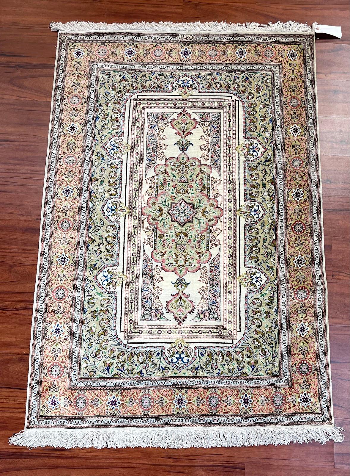 Tabriz Tapis/Carpet en soie persane extrêmement raffiné en vente