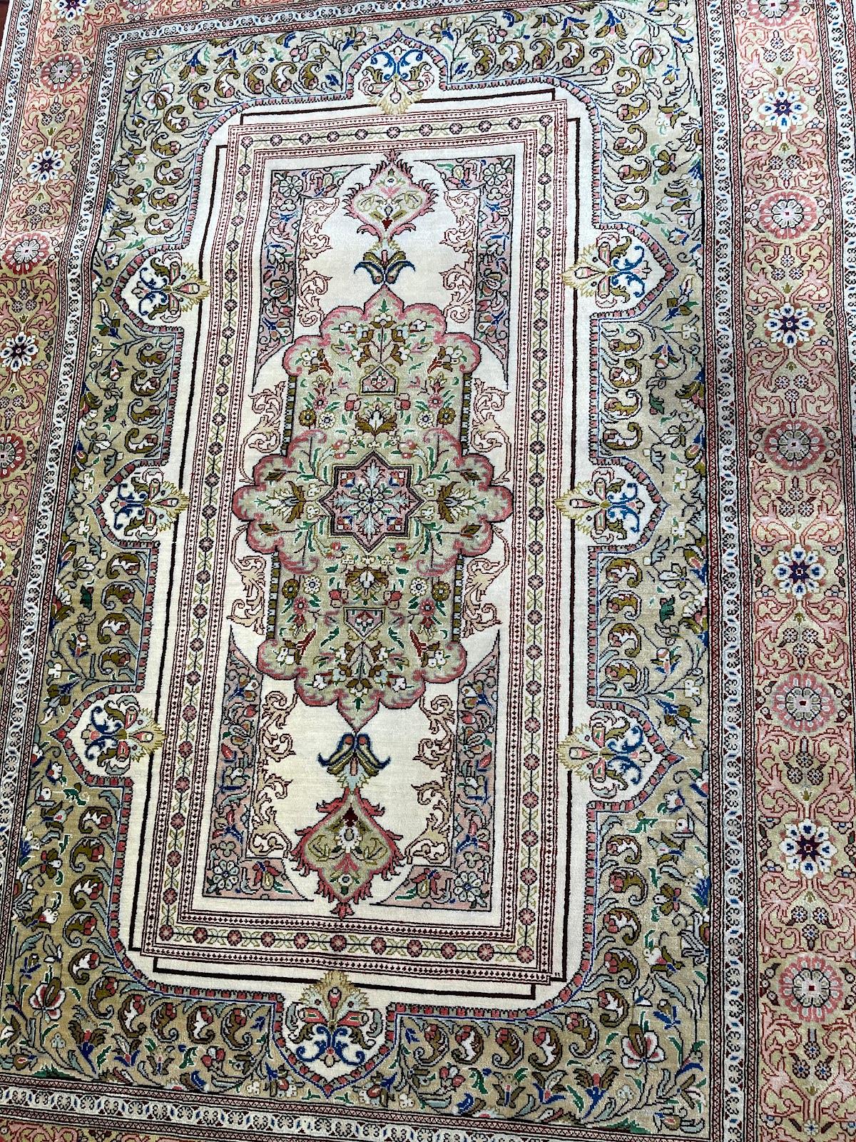 Noué à la main Tapis/Carpet en soie persane extrêmement raffiné en vente
