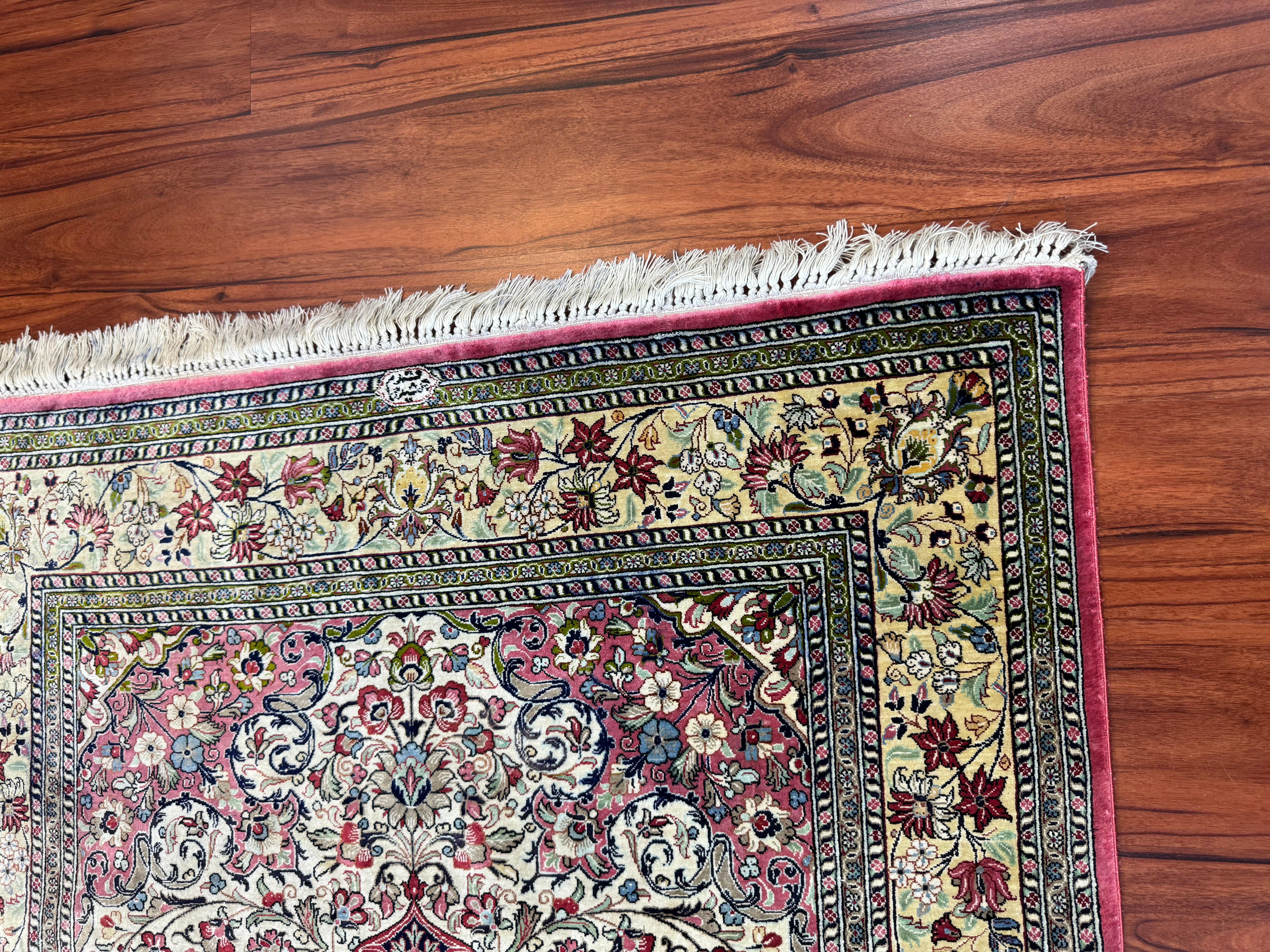 Tapis persan en soie Qum d'une extrême finesse en vente 3