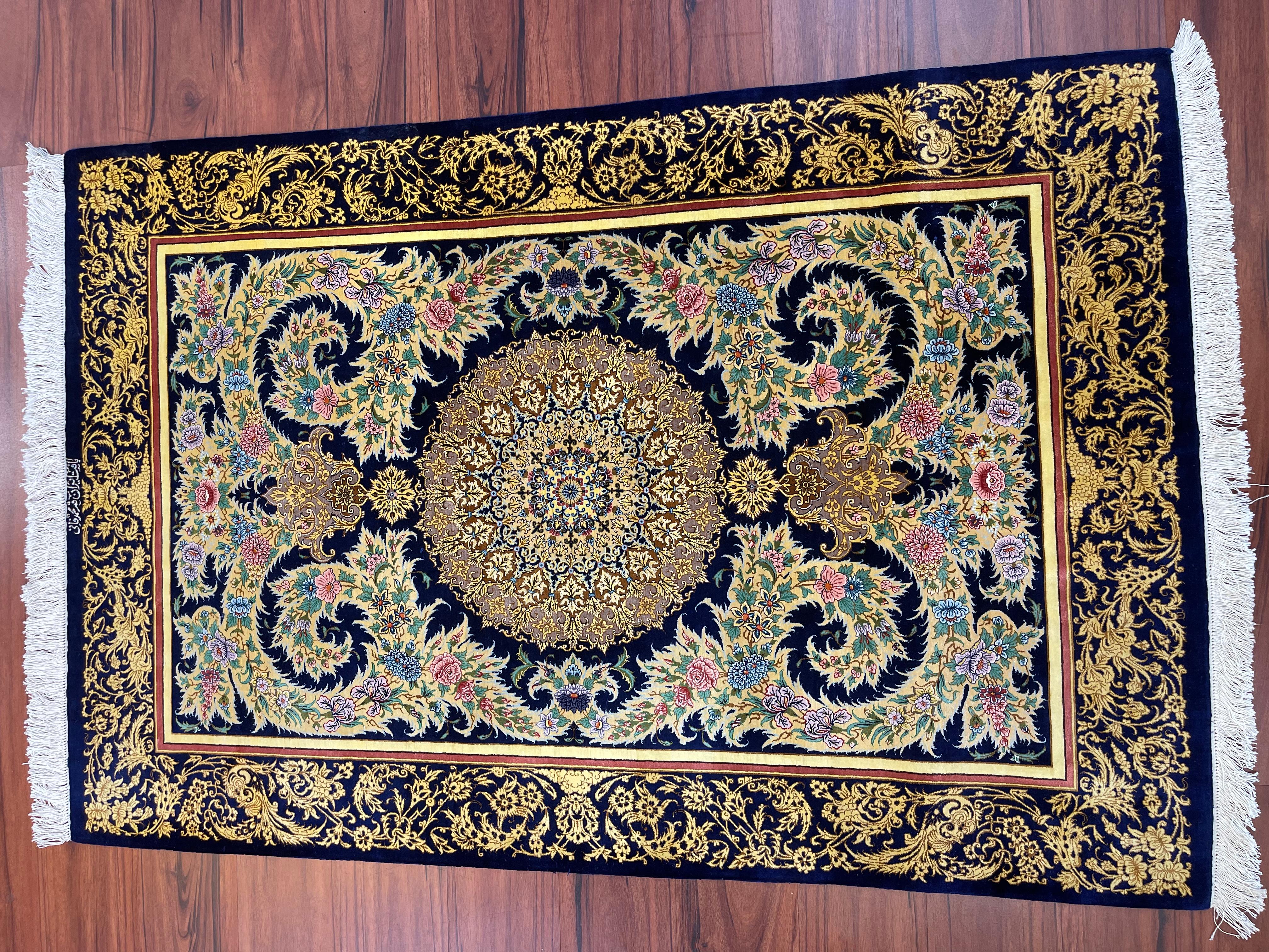Tapis persan en soie Qum d'une extrême finesse en vente 8