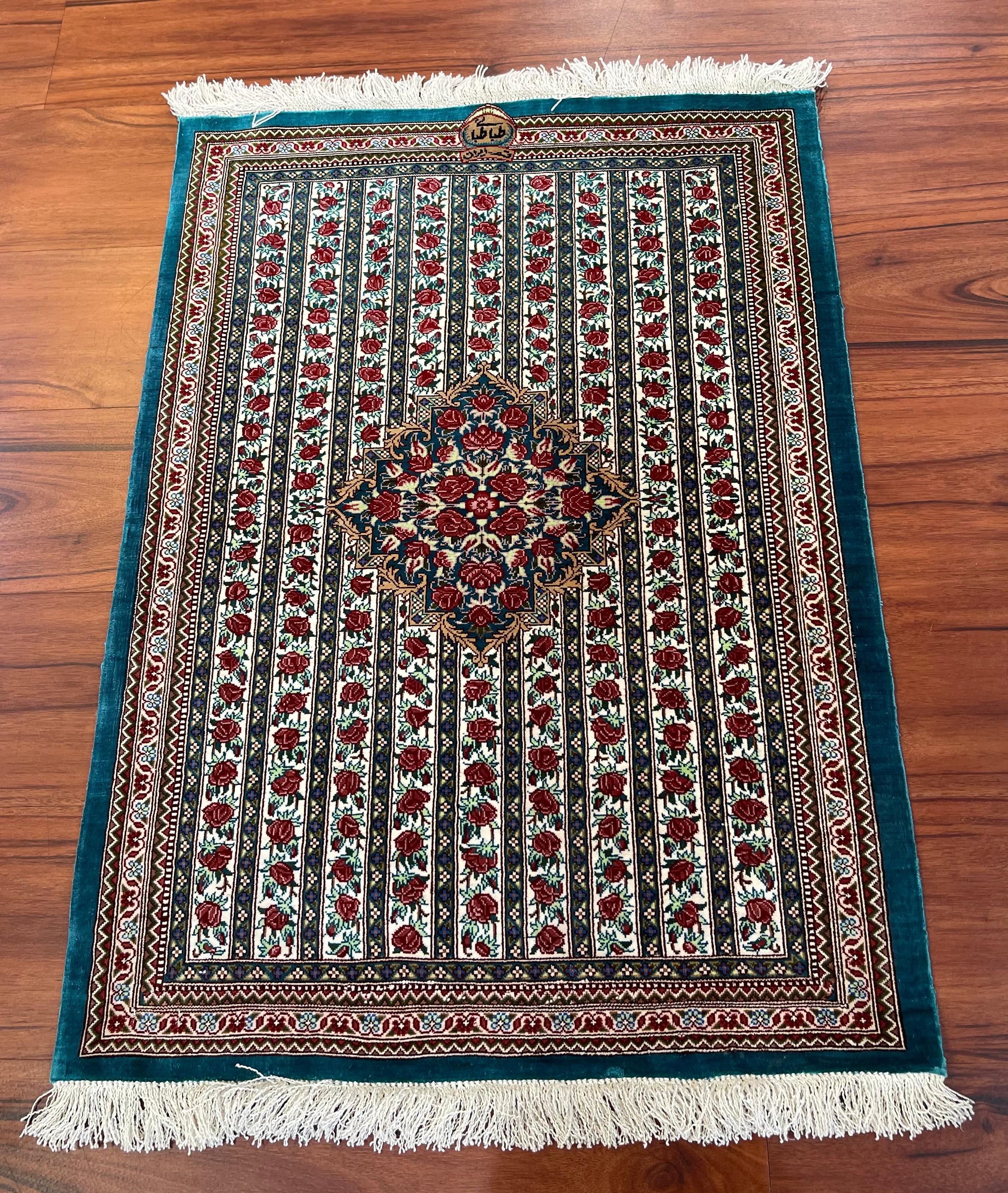 Un superbe tapis Qum en soie persane d'une extrême finesse. Ce magnifique tapis 100 % soie provient d'Iran et date de la fin du XXe siècle. Il est en excellent état. 