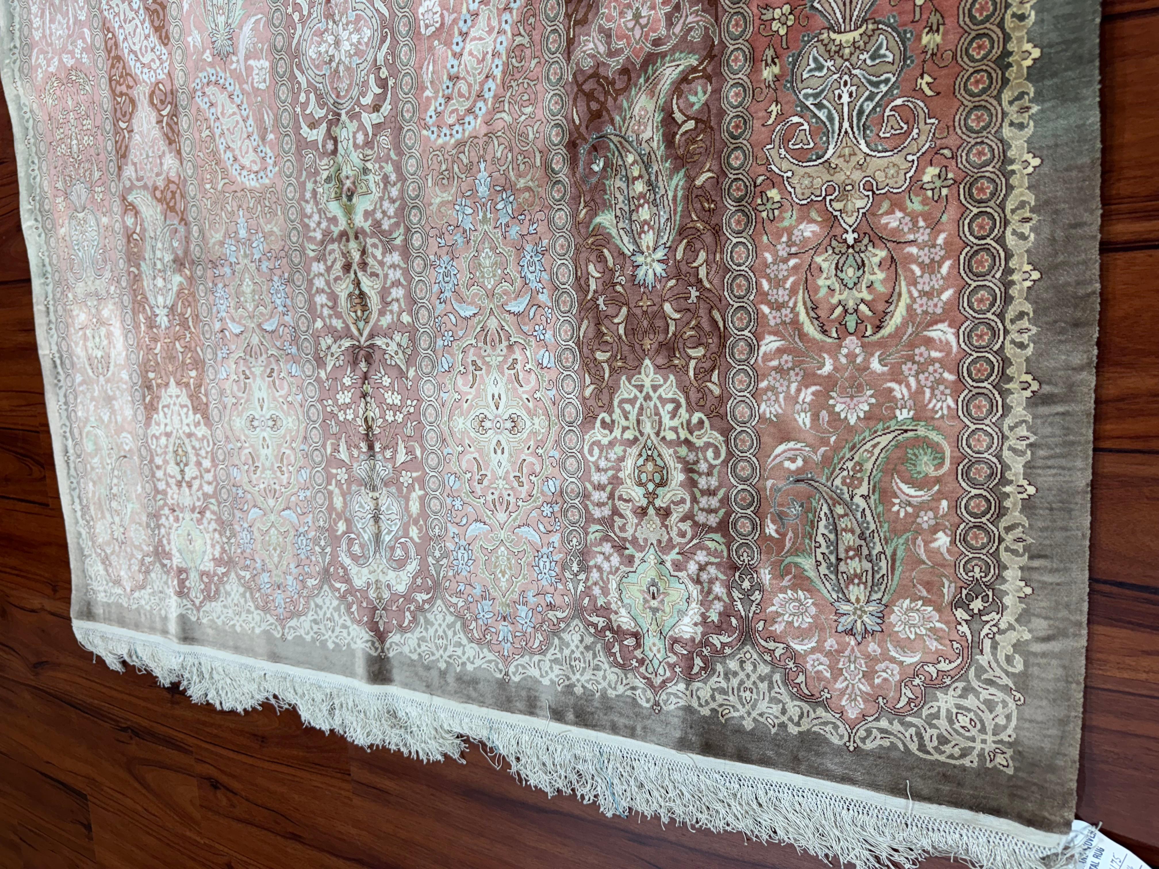 Ein außergewöhnliches Meisterwerk aus dem Iran, das Ende des 20. Jahrhunderts hergestellt wurde. Dieser Perserteppich aus 100% Seide ist ein wahres Kunstwerk, das Opulenz und Raffinesse ausstrahlt. Es wurde aus den besten MATERIALEN und mit