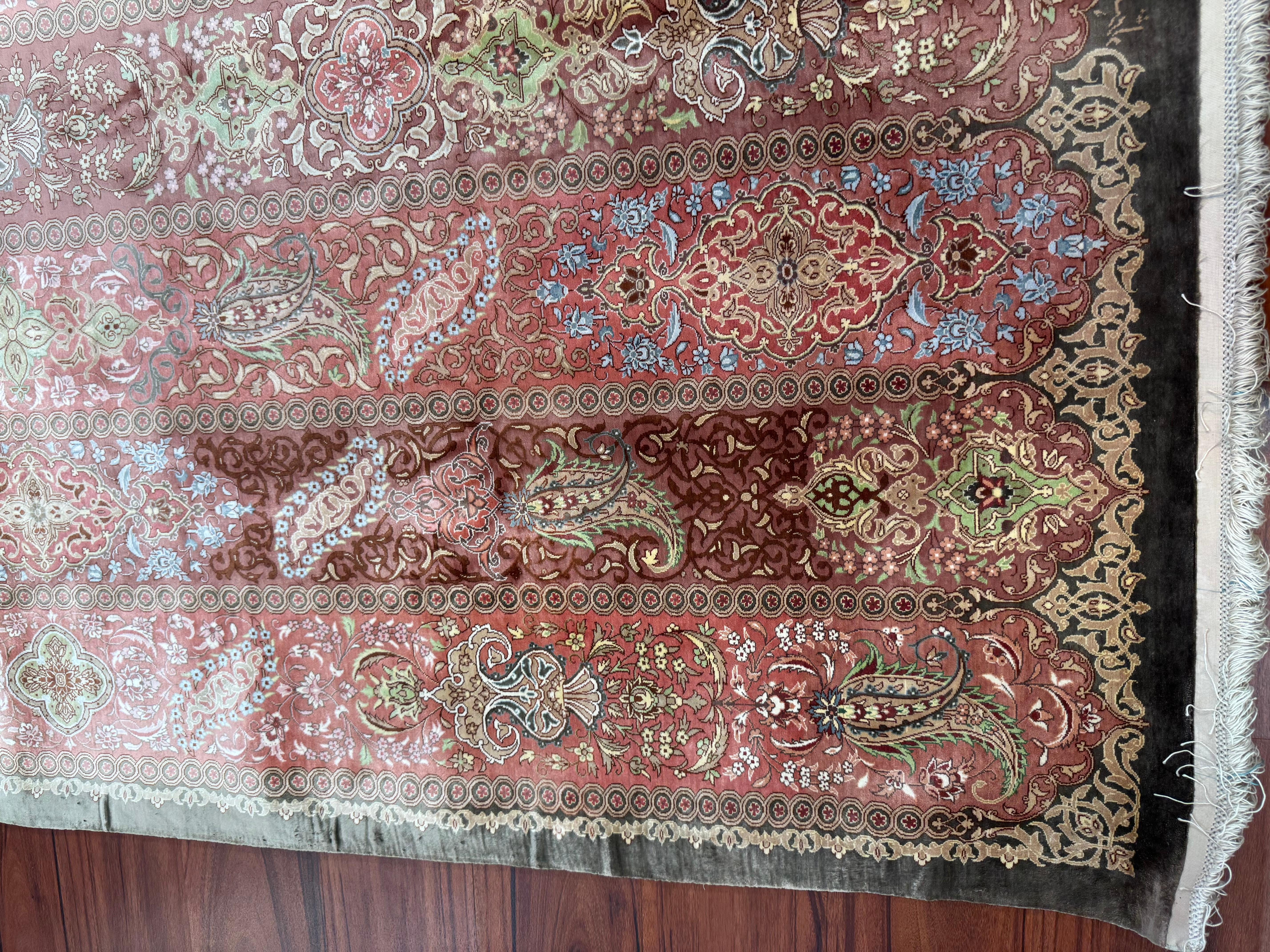Tabriz Tappeto Qum in seta persiana estremamente fine in vendita