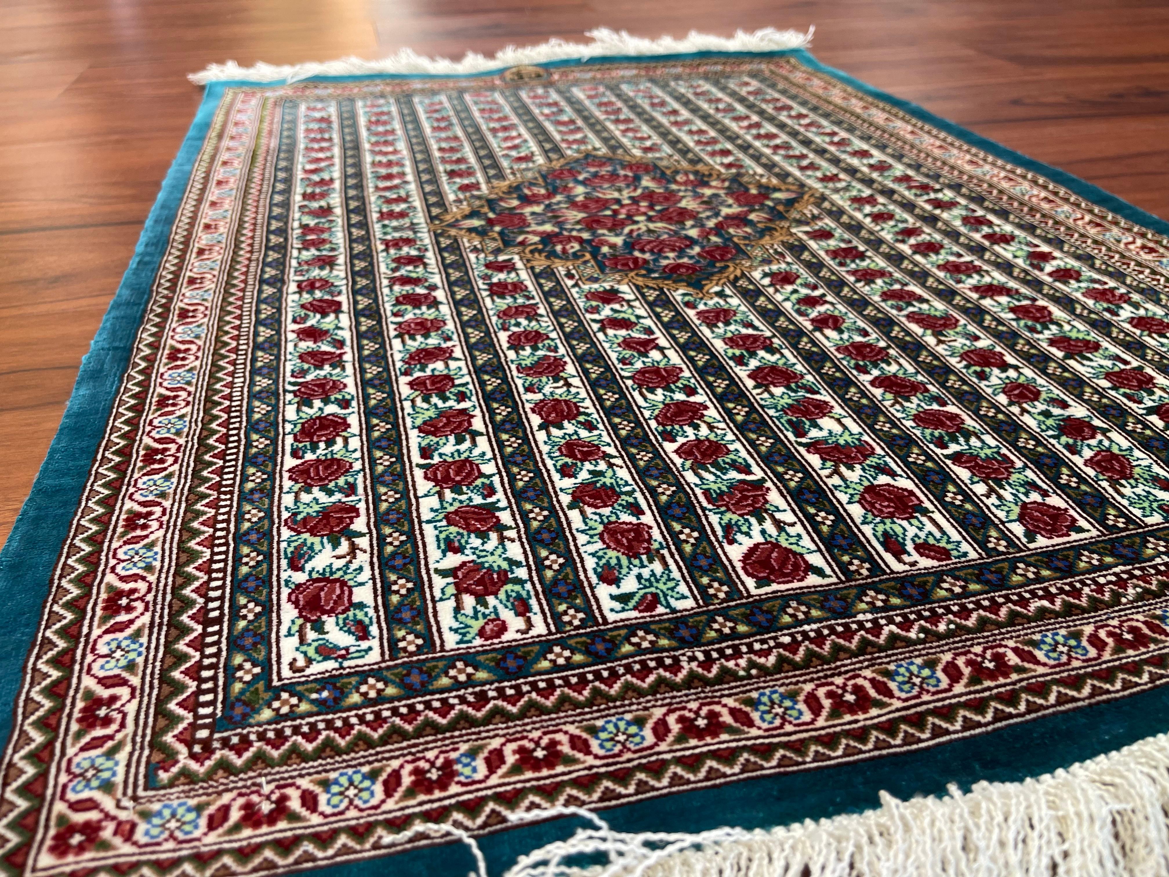 Noué à la main Tapis persan en soie Qum d'une extrême finesse en vente