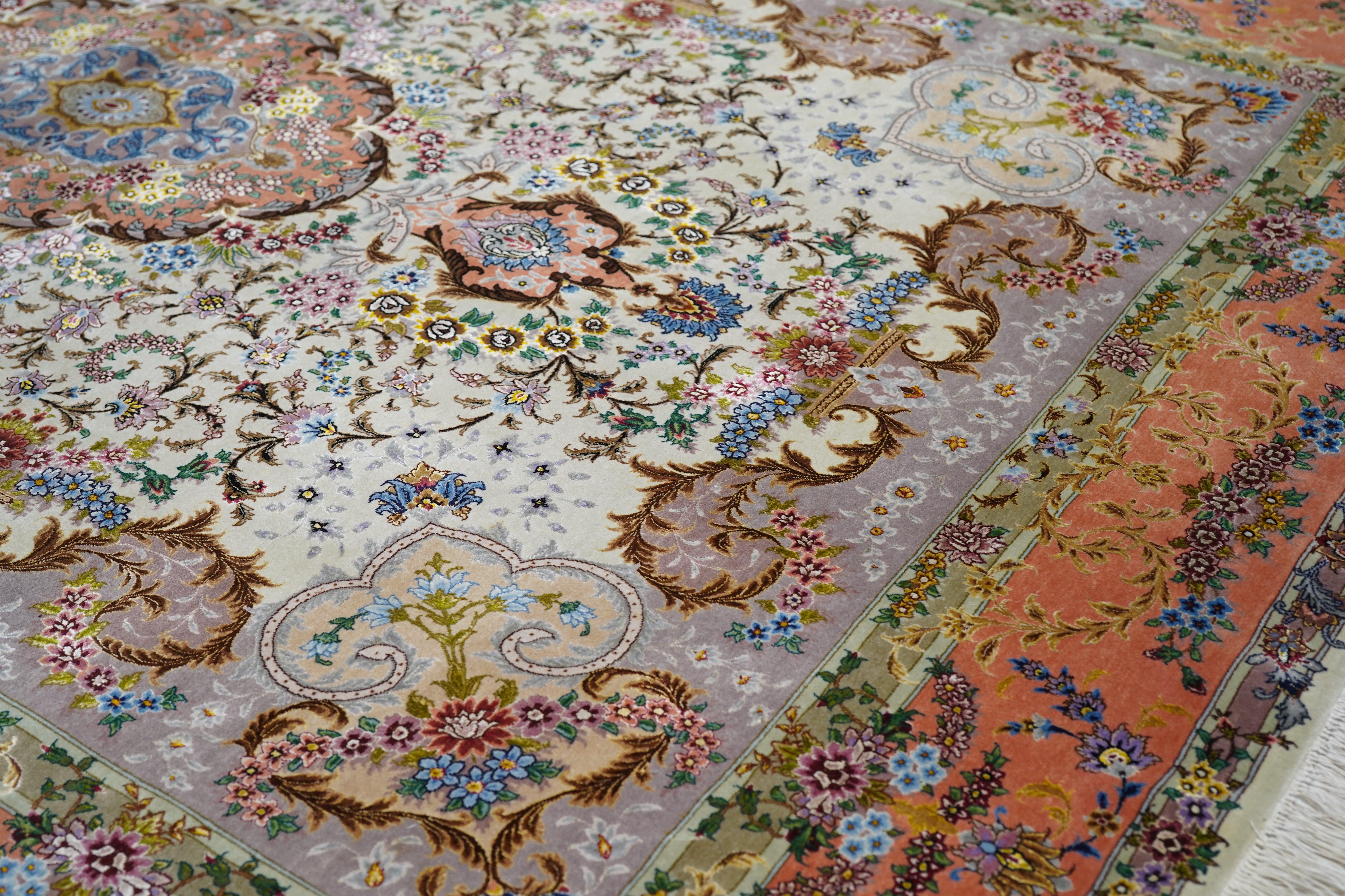 Estremamente fine Tabriz persiano 70 Raj. Lana e seta con un tappeto a base di seta In condizioni buone in vendita a New York, NY