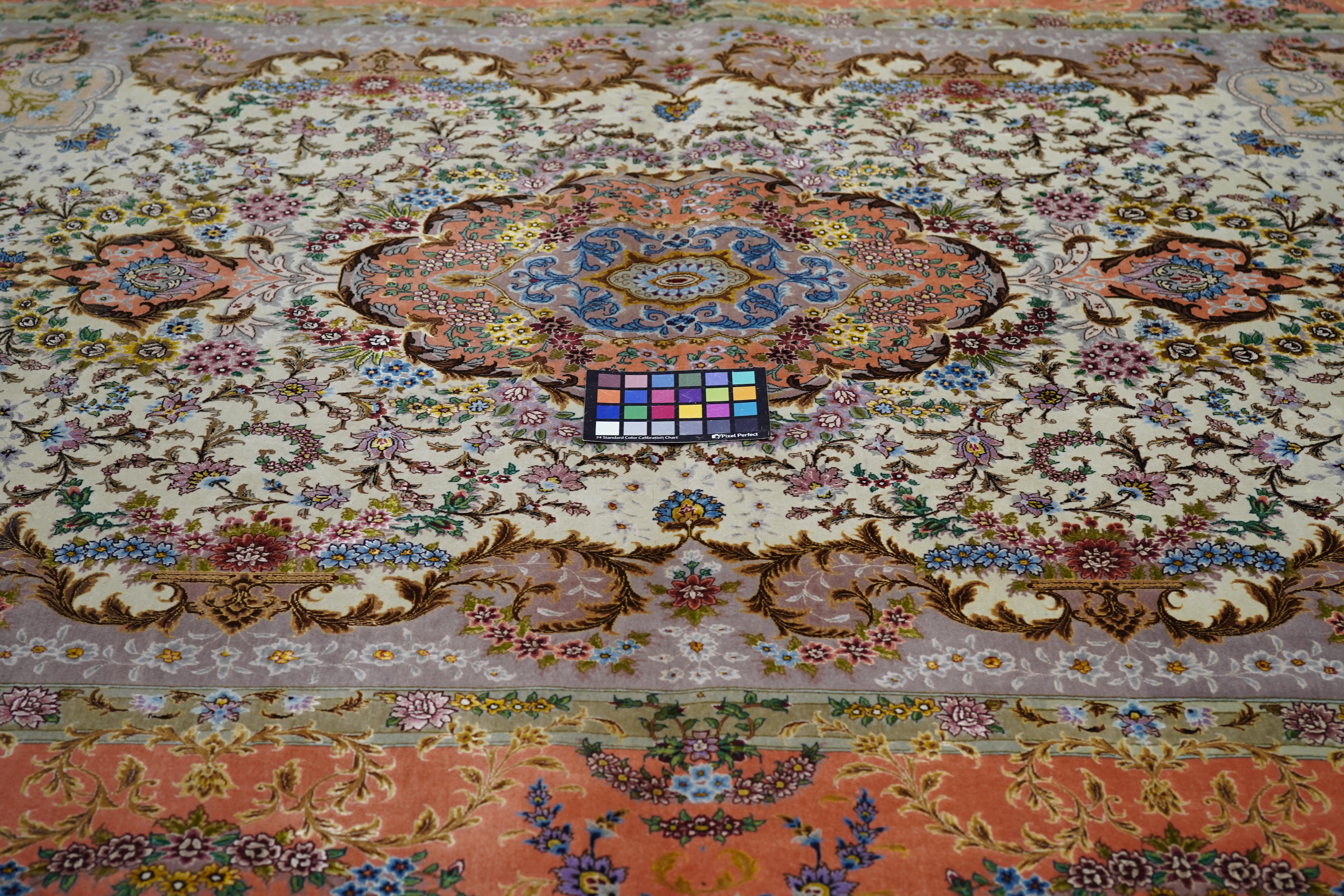 XX secolo Estremamente fine Tabriz persiano 70 Raj. Lana e seta con un tappeto a base di seta in vendita