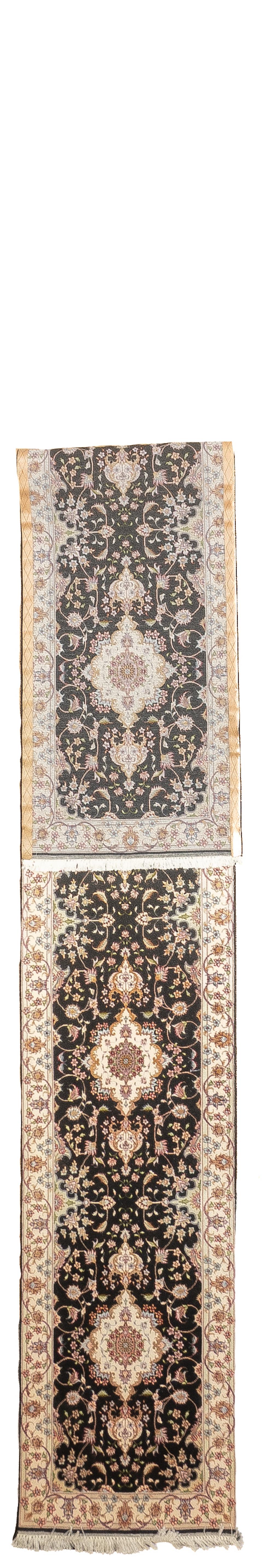 Tappeto lungo in lana e seta Tabriz persiano estremamente fine 2'6'' x 17'1''. L'enorme produzione di tappeti e scatter in quasi tutti gli stili: medaglione, centralizzato, Directional o allover, in una varietà di densità da moderata a estremamente
