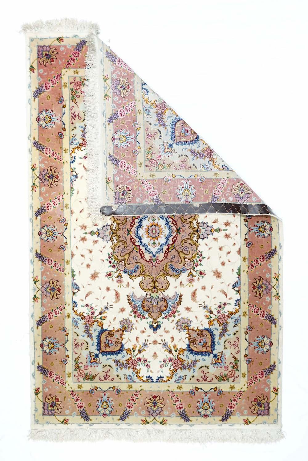 Tappeto persiano Tabriz in lana e seta, estremamente fine, 3'4'' x 5'2''. Questo spargimento di città a pelo corto, ordito in seta e annodato molto finemente, presenta un campo color guscio d'uovo che racchiude un medaglione ellittico pendente e