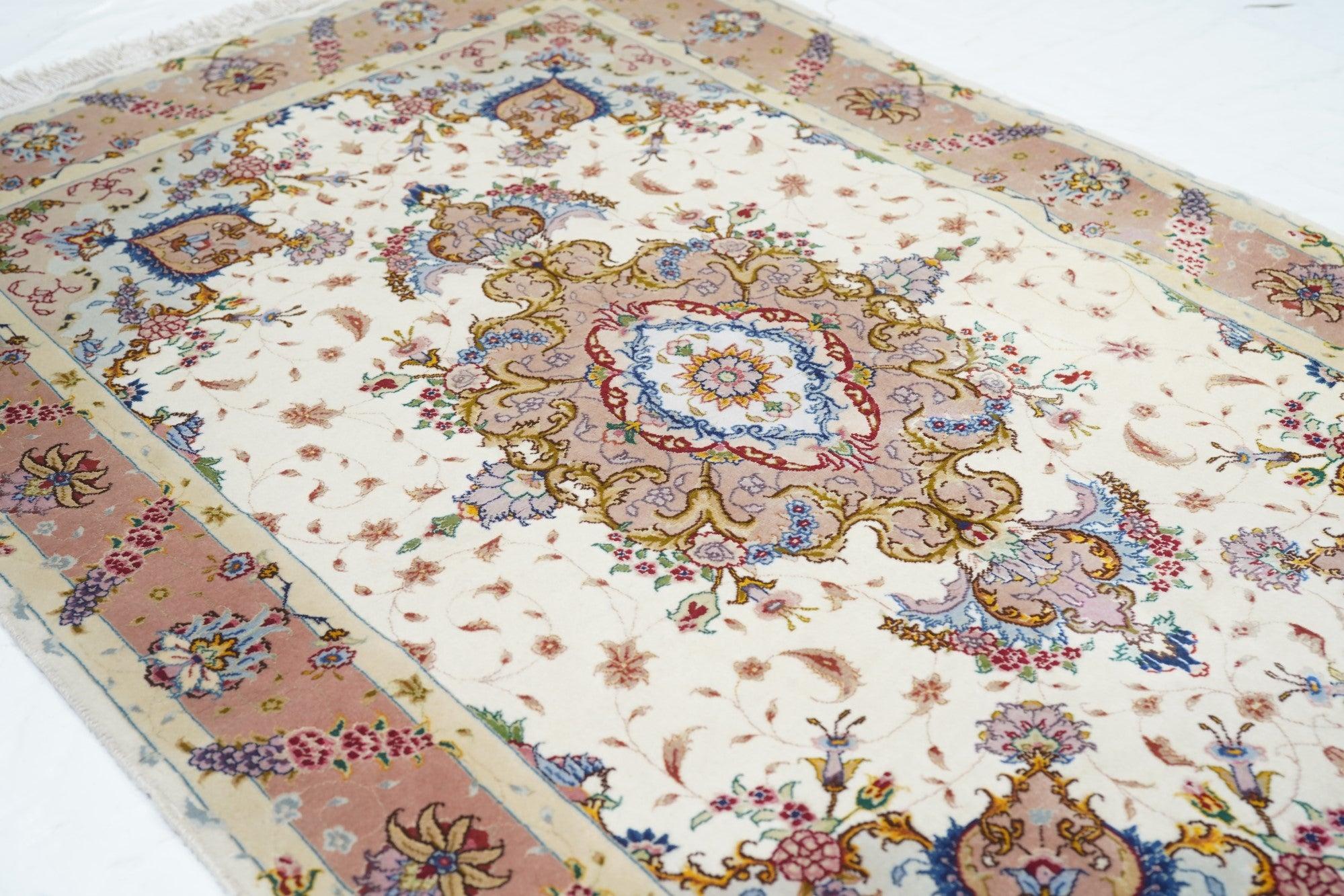 Tappeto persiano Tabriz in lana e seta, estremamente fine, 3'4'' x 5'2'' in vendita 1