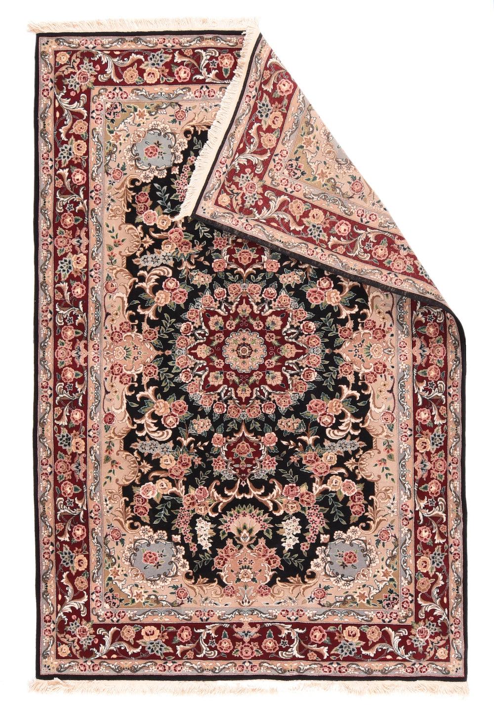 Tappeto persiano Tabriz in lana e seta, estremamente fine, 5'9'' x 8'9''. Questo grande spargimento urbano persiano centrale finemente tessuto presenta un sottocampo quasi nero che contrasta nettamente con le rose, i racemi, le foglie spinate a