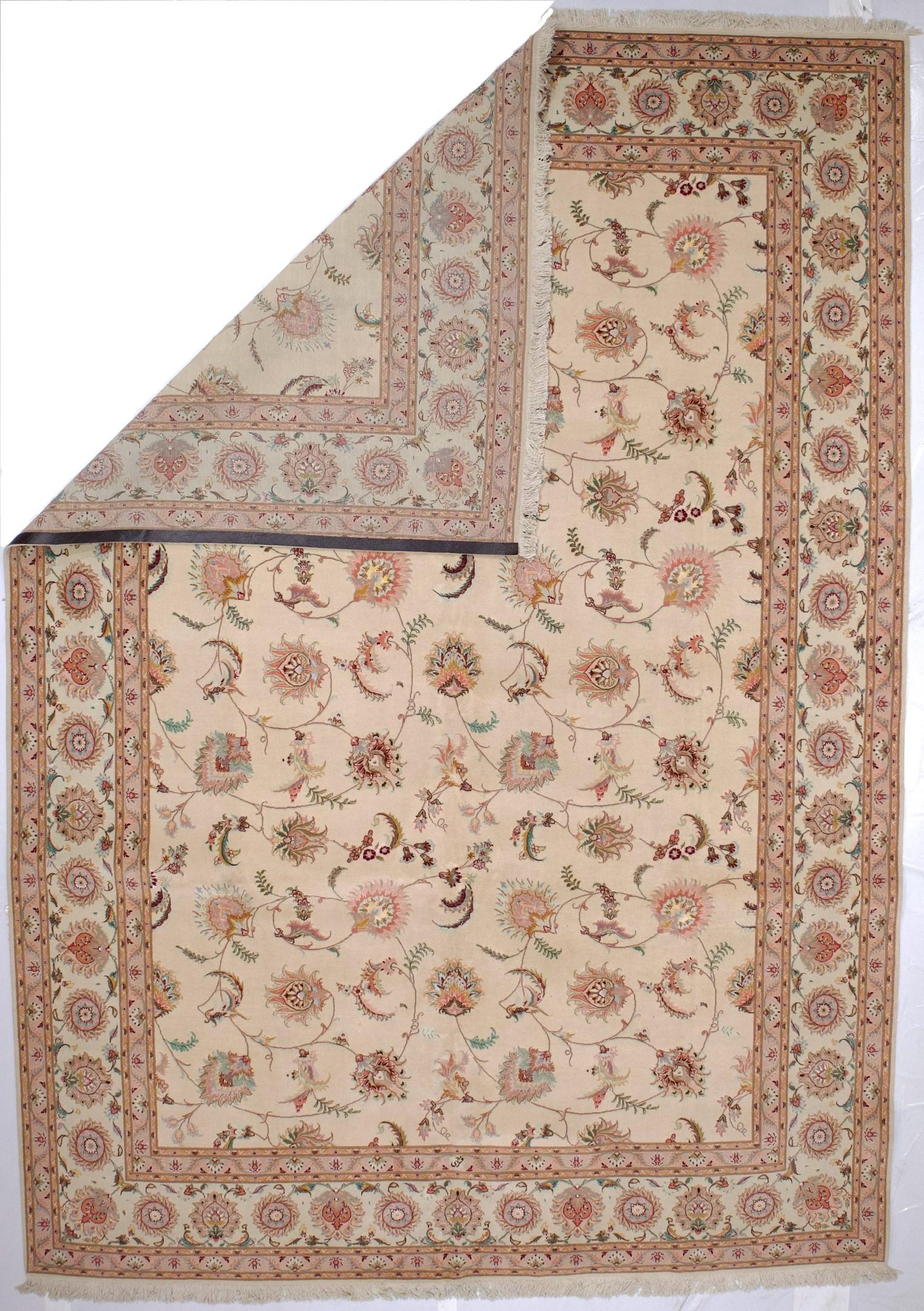 Tappeto persiano Tabriz in lana e seta, estremamente raffinato. L'enorme produzione di tappeti e scatter in quasi tutti gli stili: medaglione, centralizzato, Directional o allover, in una varietà di densità da moderata a estremamente fine, in lana,