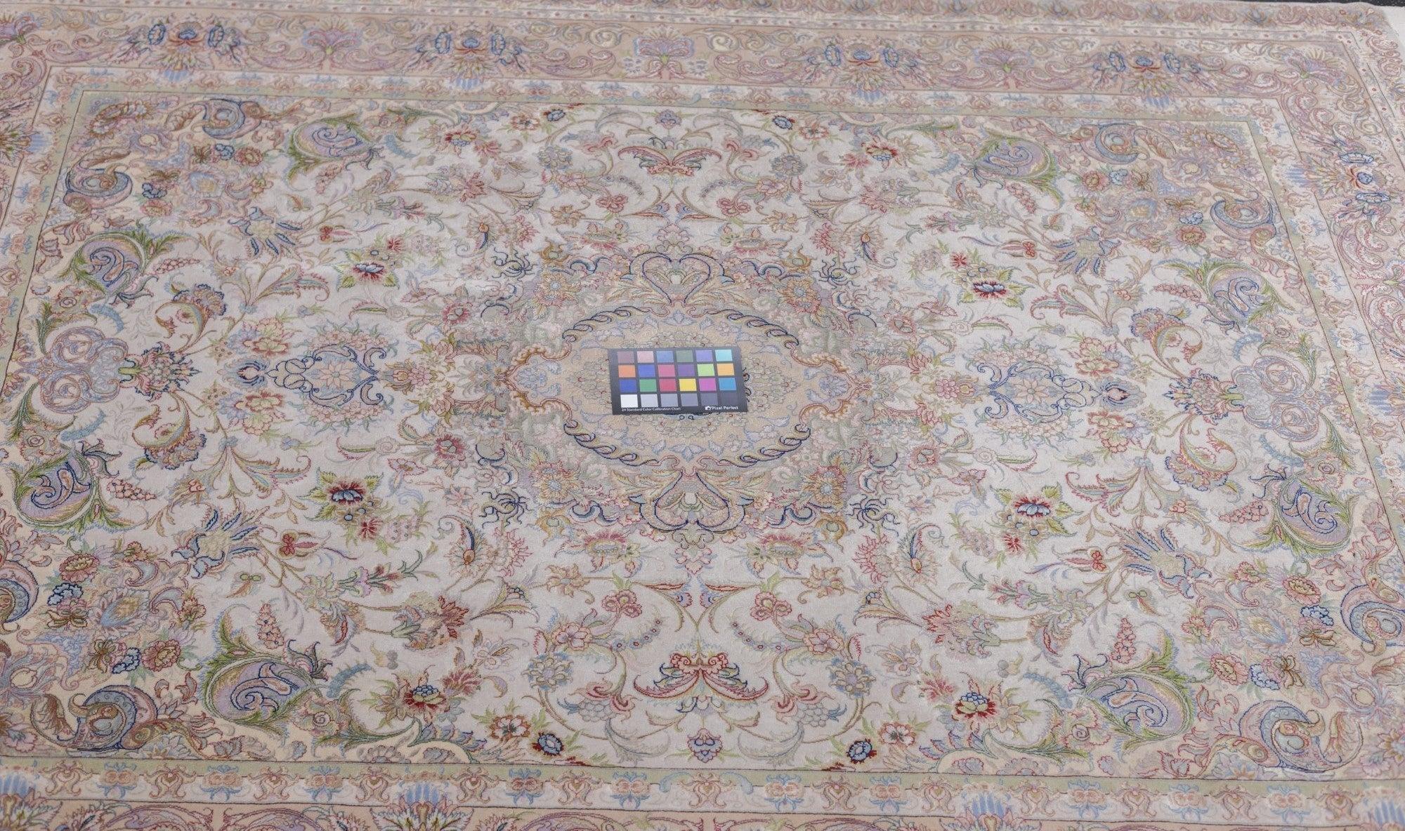 Tappeto persiano Tabriz estremamente fine in lana e seta 4'11'' x 7'1'' in vendita 4