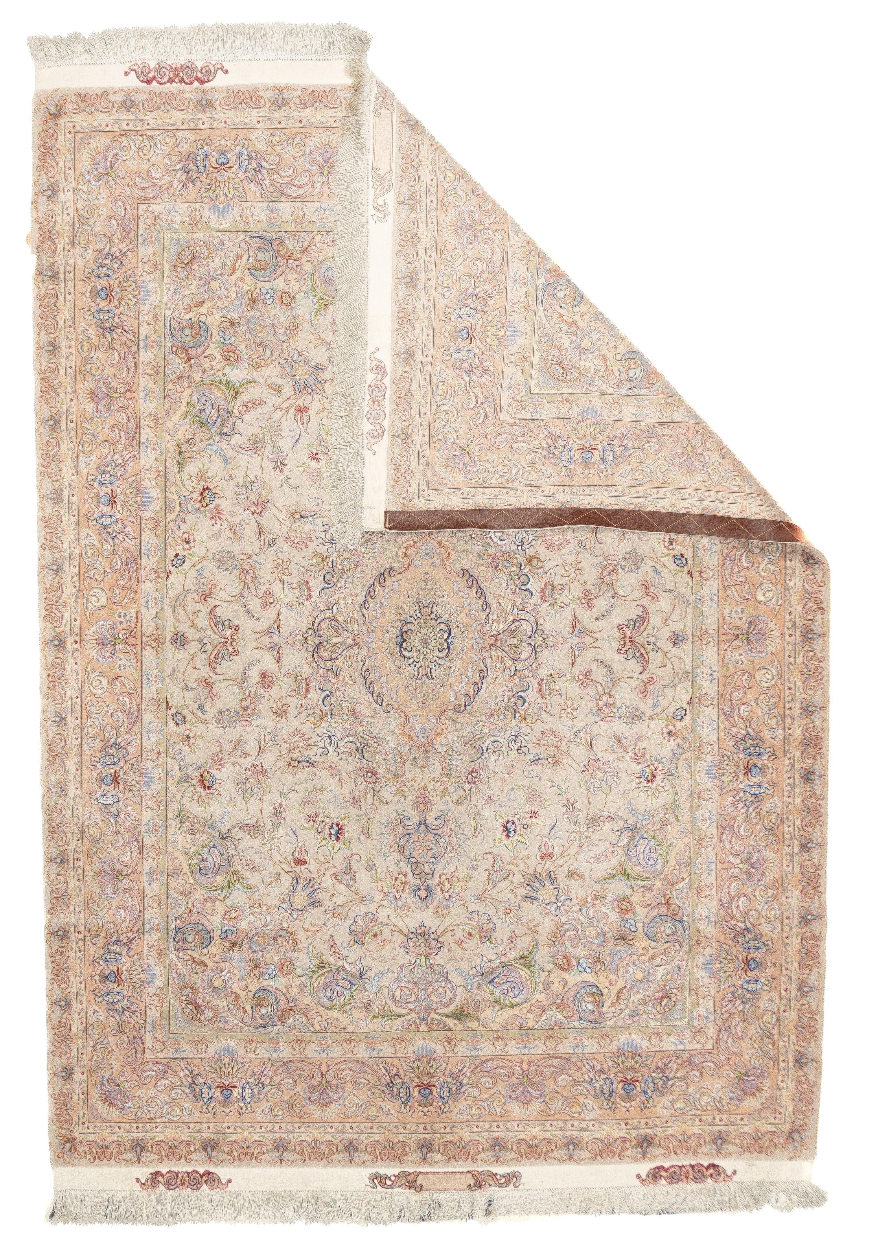 Tappeto persiano Tabriz estremamente fine in lana e seta di 4'11'' x 7'1''. Questo scatter urbano moderno a trama fine presenta una tavolozza più chiara basata su un campo color crema avorio decorato con palmette e viti, e con un medaglione ovale