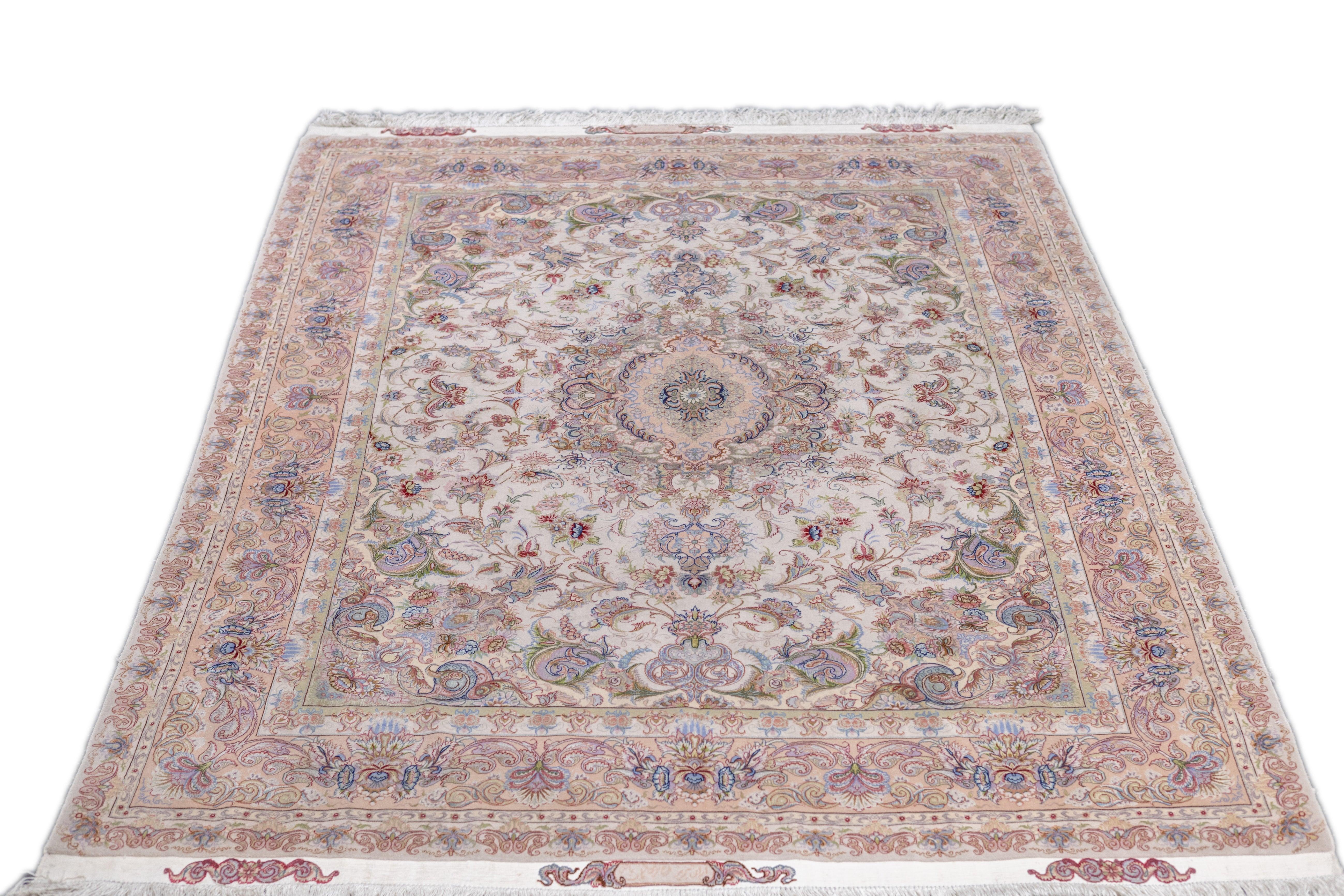 Tappeto persiano Tabriz estremamente fine in lana e seta 4'11'' x 7'1'' In condizioni ottime in vendita a New York, NY