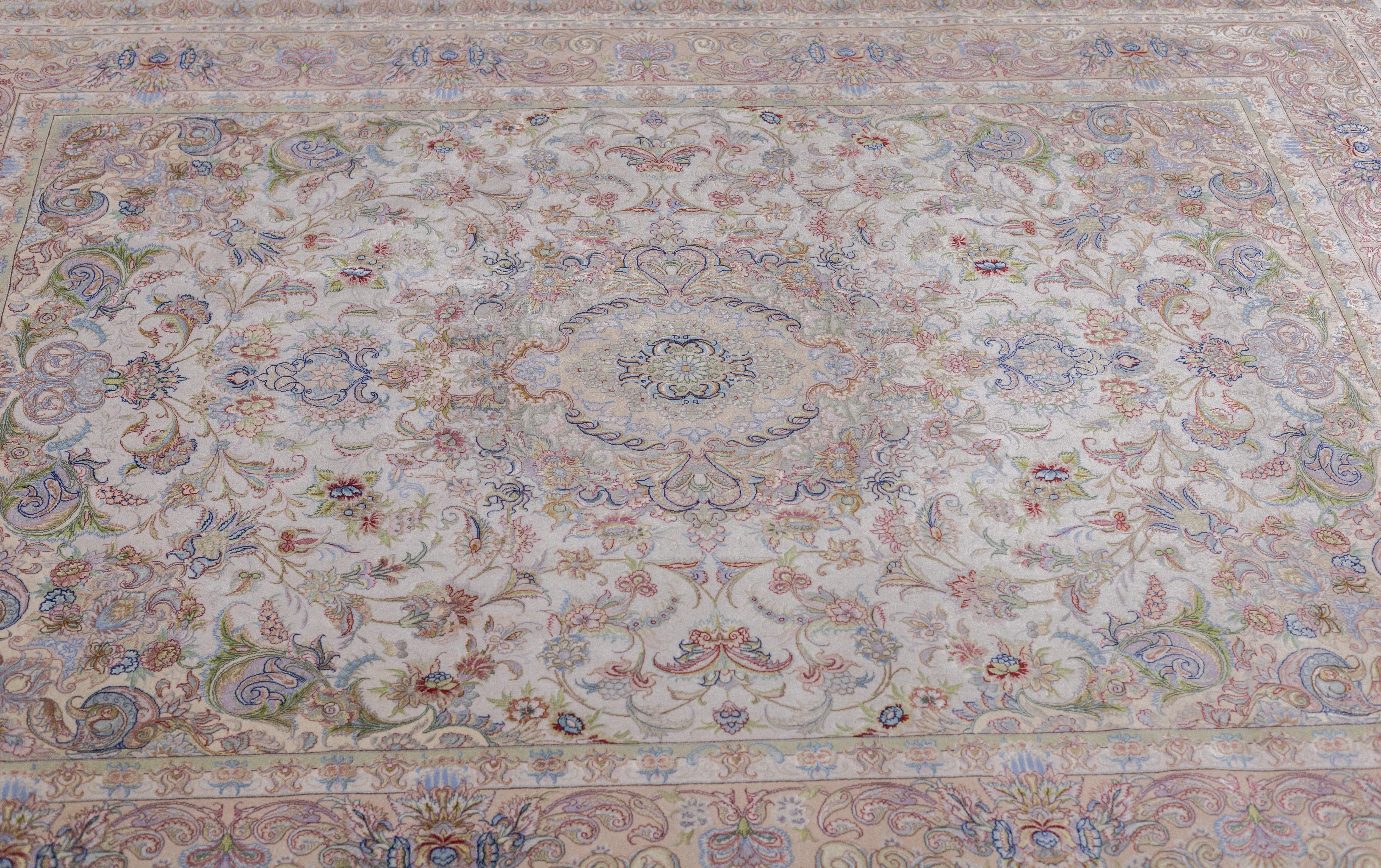 XX secolo Tappeto persiano Tabriz estremamente fine in lana e seta 4'11'' x 7'1'' in vendita