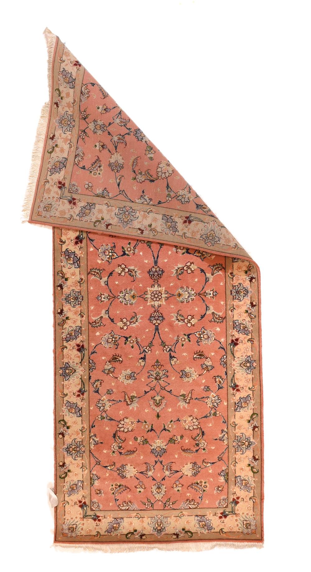 Un Tabriz persiano estremamente raffinato, tessuto dal maestro tessitore di lana e seta, 2'8'' x 6'7''.  Oppure, più recentemente, da un telaio cittadino nella sede della provincia dell'Azerbaigian persiano occidentale, che vanta una tradizione un