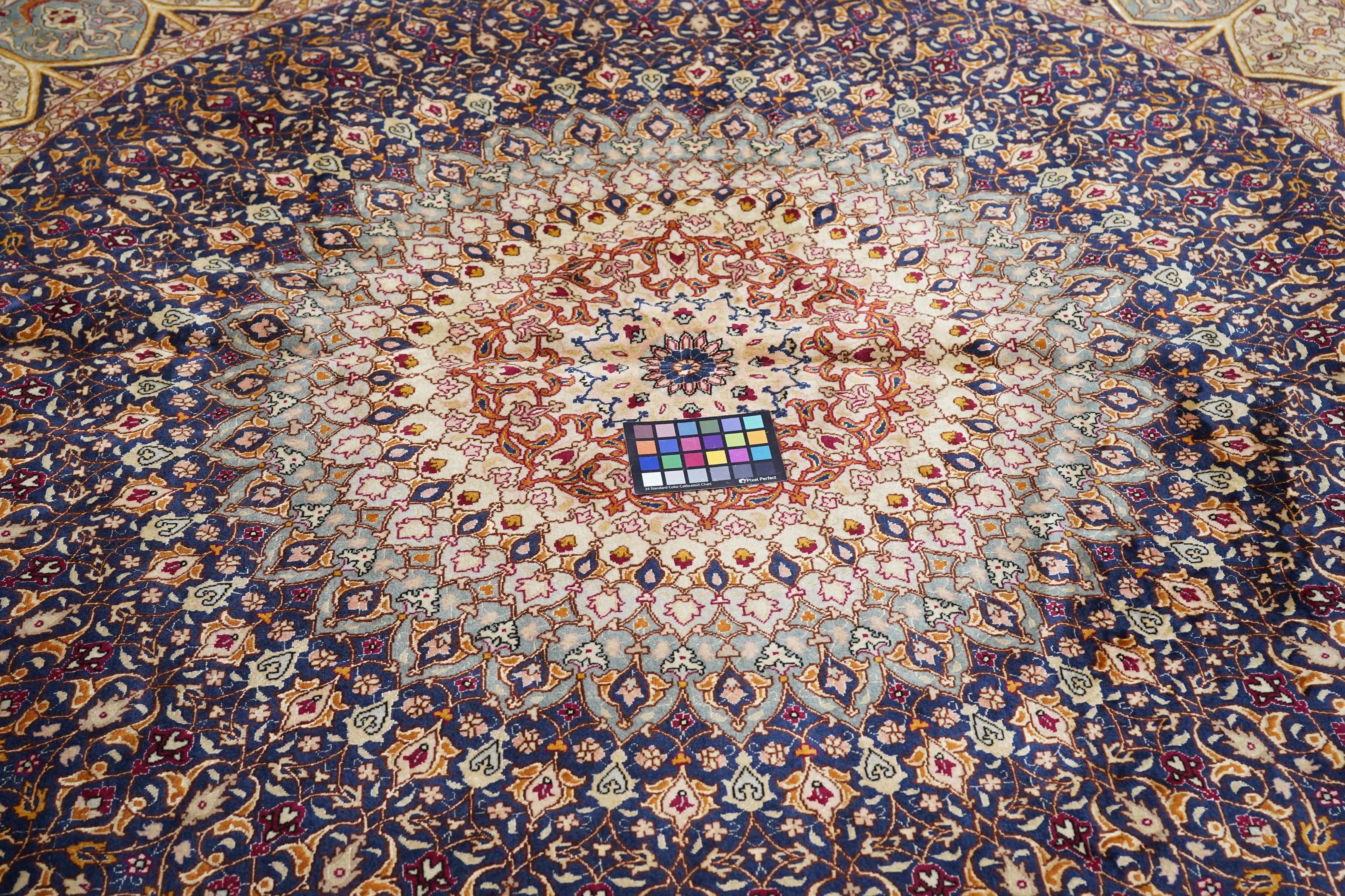 Tappeto persiano Tabriz estremamente fine, tessuto dall'artista Master Weaver in lana e seta In condizioni ottime in vendita a New York, NY