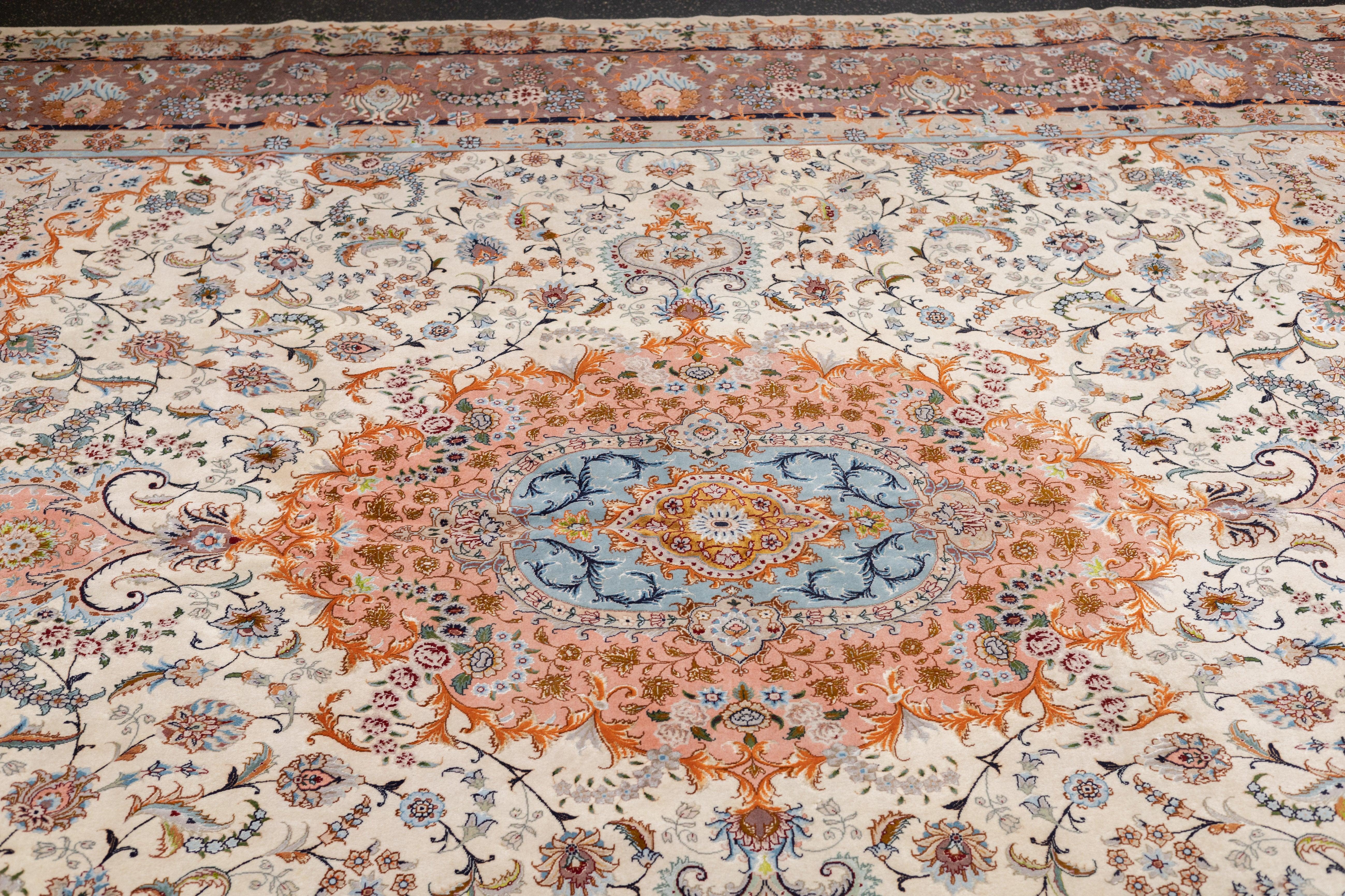 Tappeto Tabriz in lana e seta persiana estremamente fine 9'9'' x 13'0'' In condizioni buone in vendita a New York, NY