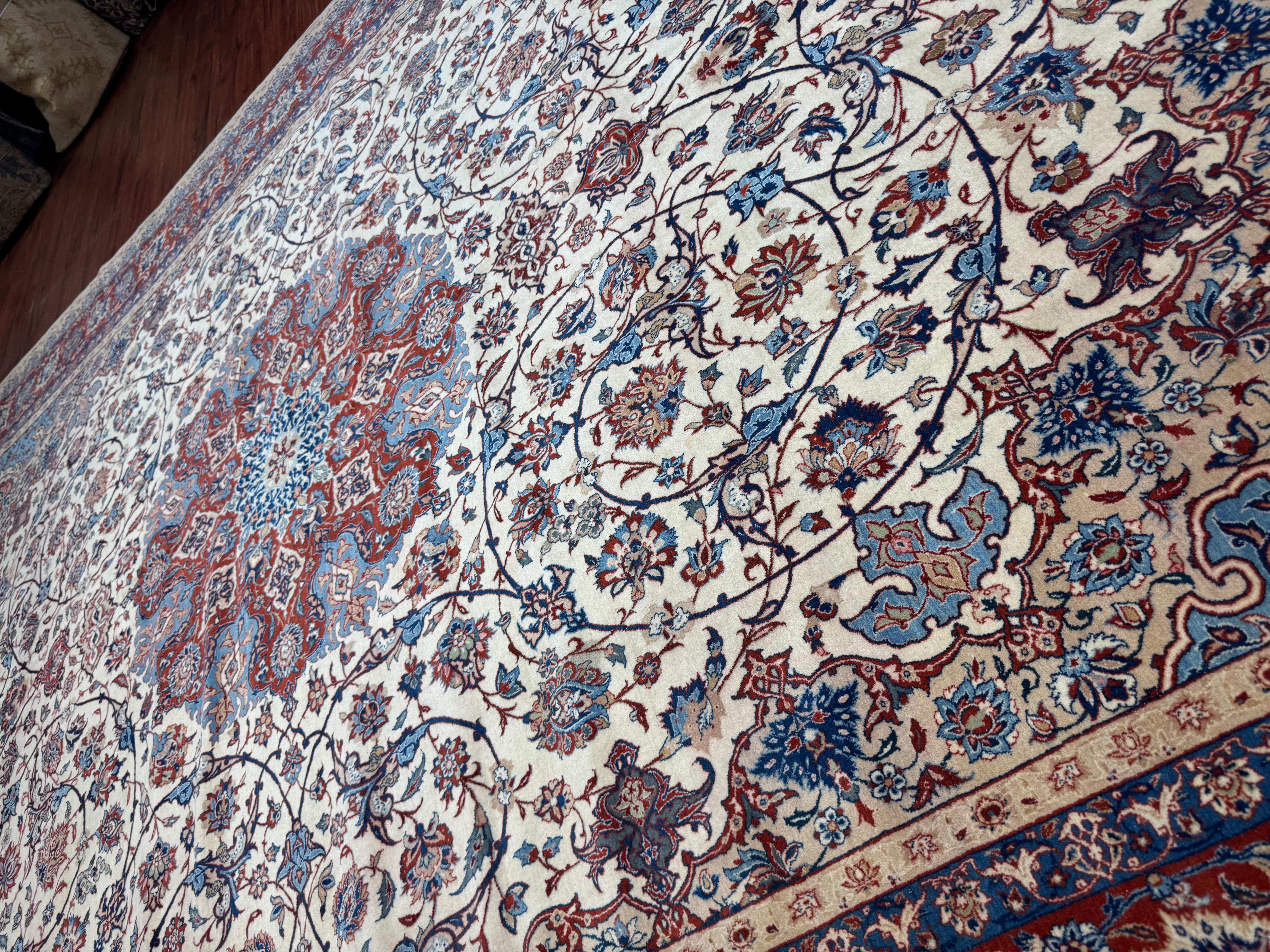 Tappeto persiano Isfahan semi-antico estremamente fine in vendita 2