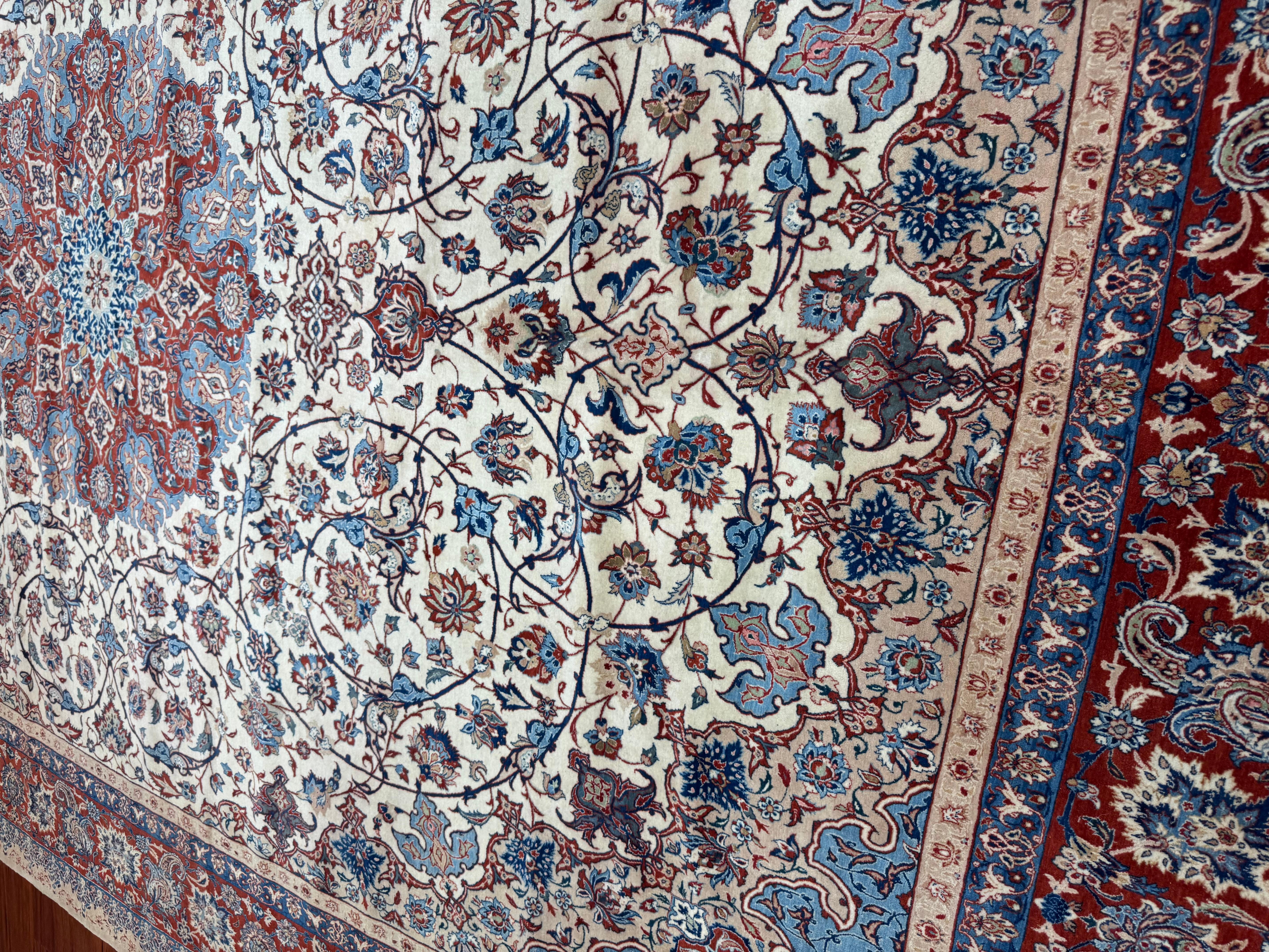 Tappeto persiano Isfahan semi-antico estremamente fine in vendita 3