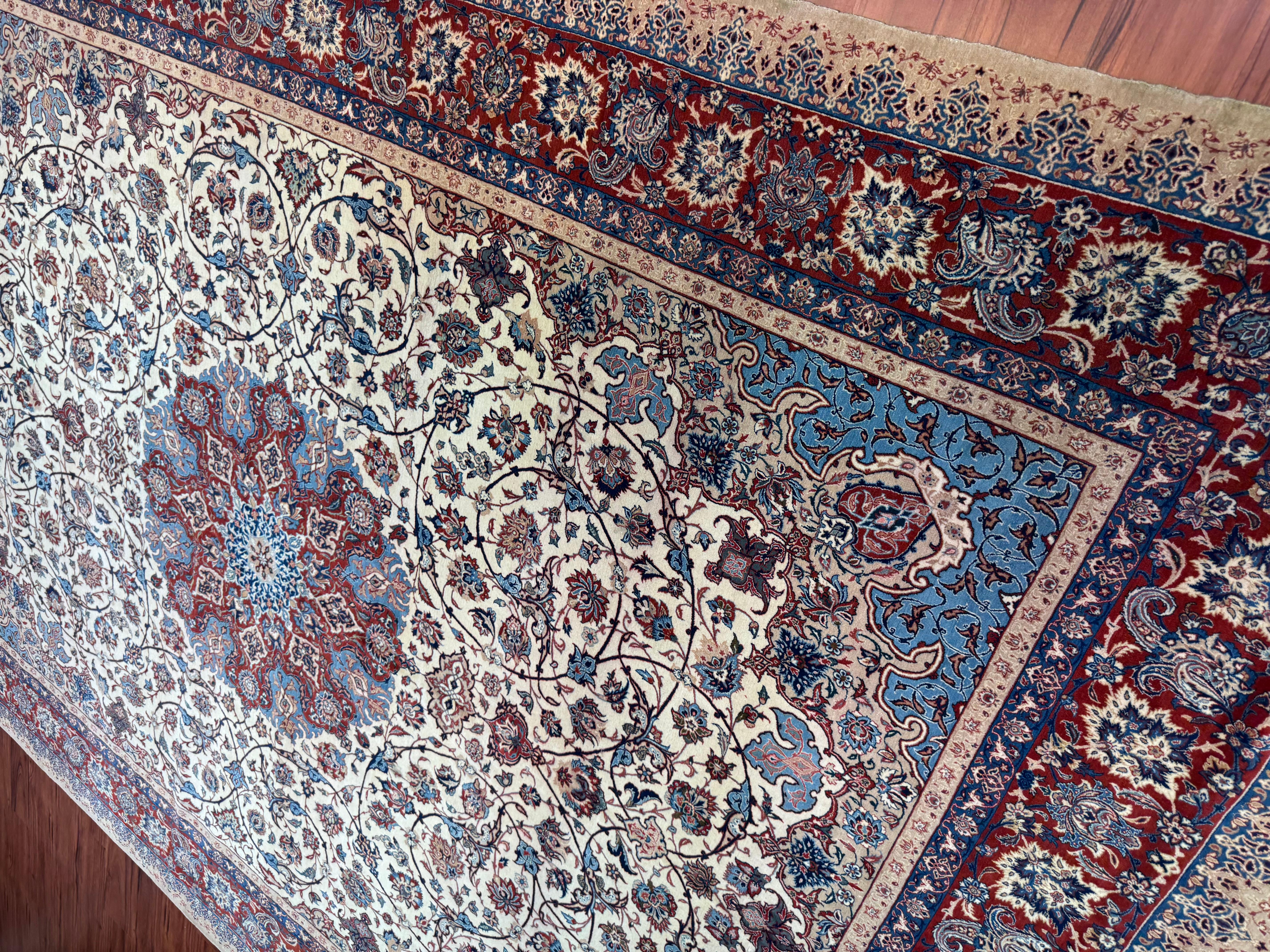 Un capolavoro davvero straordinario, questo eccezionale tappeto proviene dall'Iran della metà del XX secolo. Realizzato in una lussuosa miscela di seta e lana, mostra uno straordinario livello di artigianalità e maestria. Nonostante la sua ricca